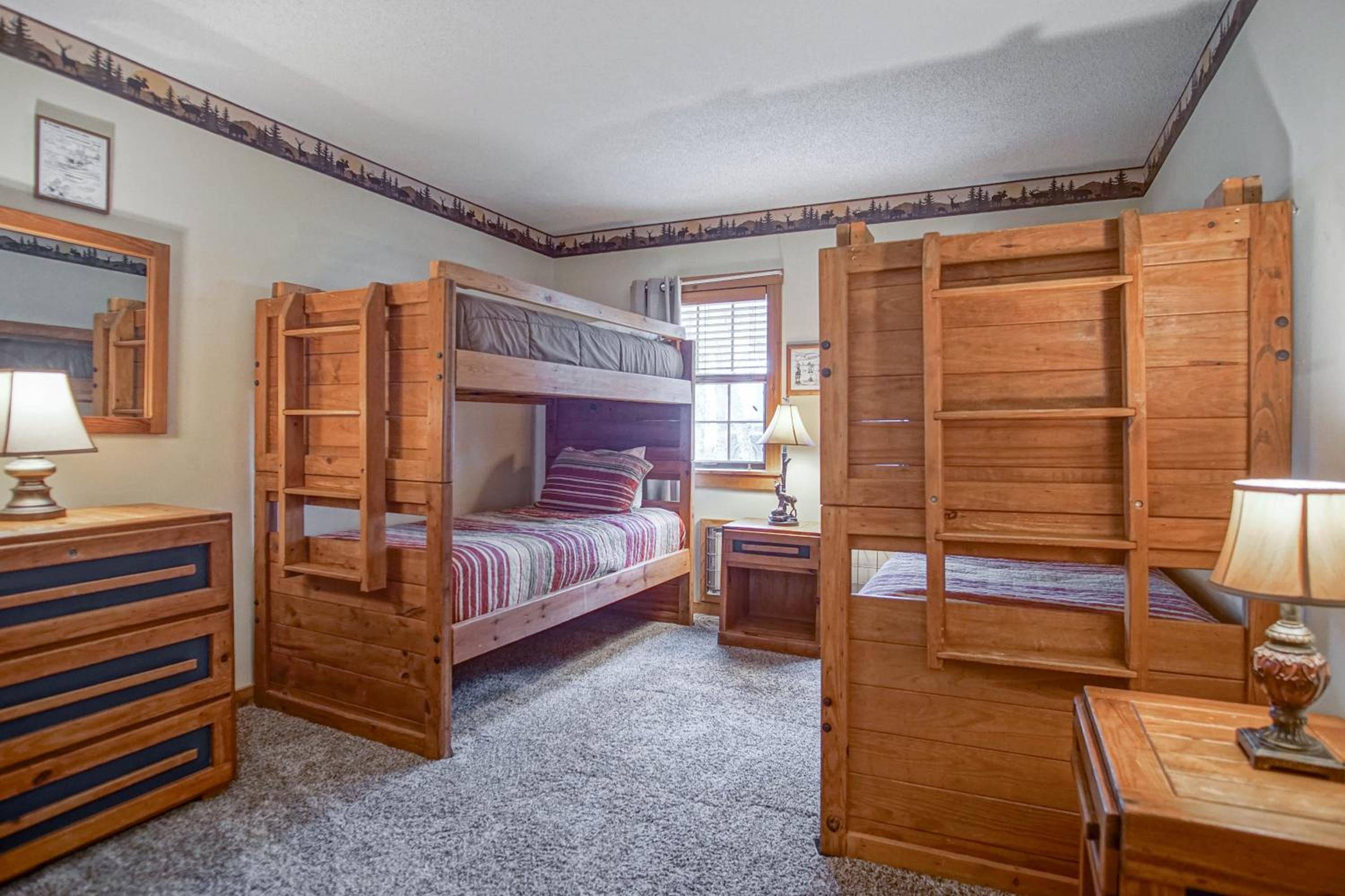 Whistlepunk #31: 2 Bedrooms, 2 Bath: Slope Side, Central Location Wood Fireplace