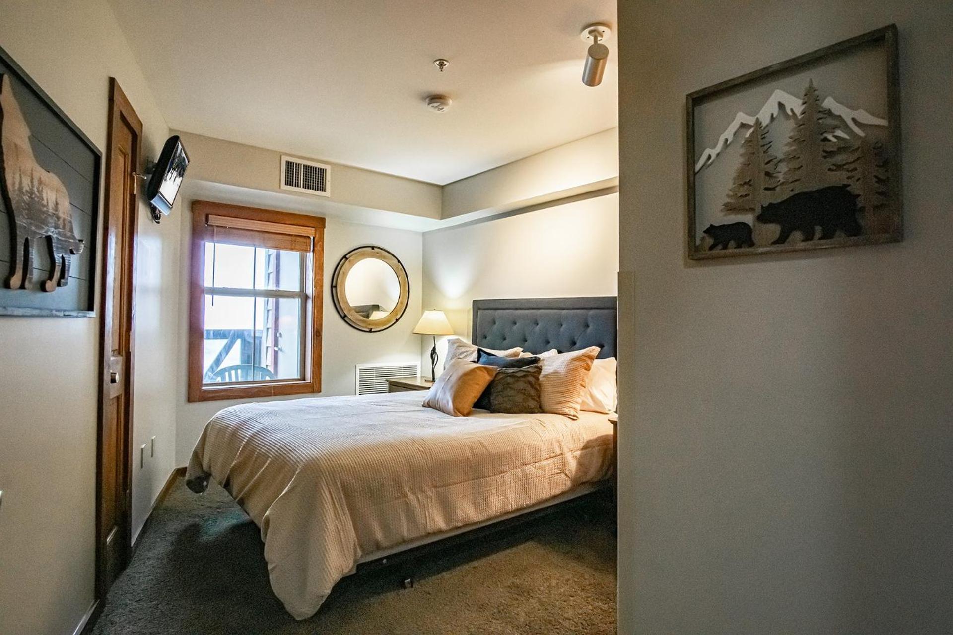 Rimfire 322-323: Combined 2 one bedroom units, Slopeside