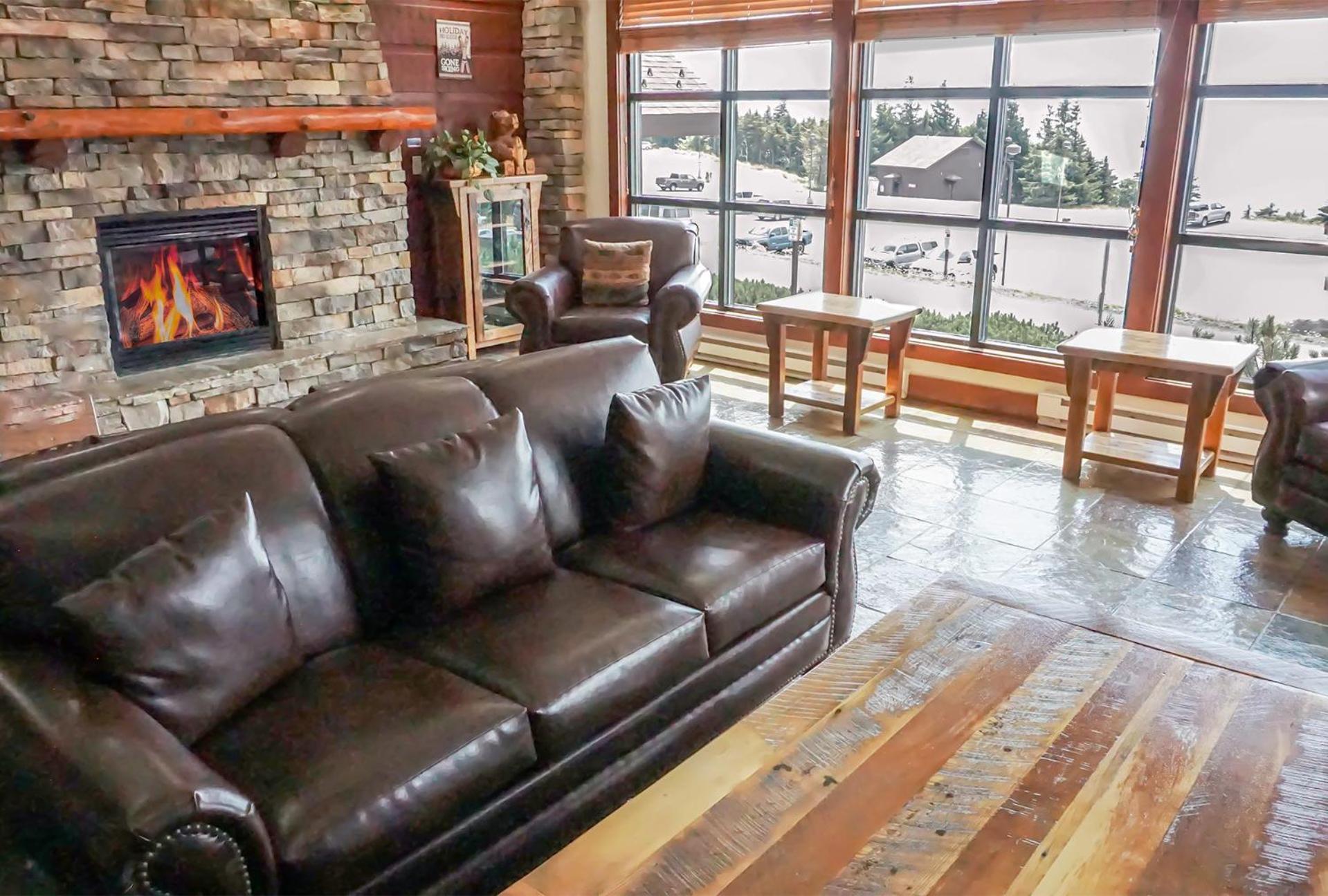 Rimfire 322-323: Combined 2 one bedroom units, Slopeside