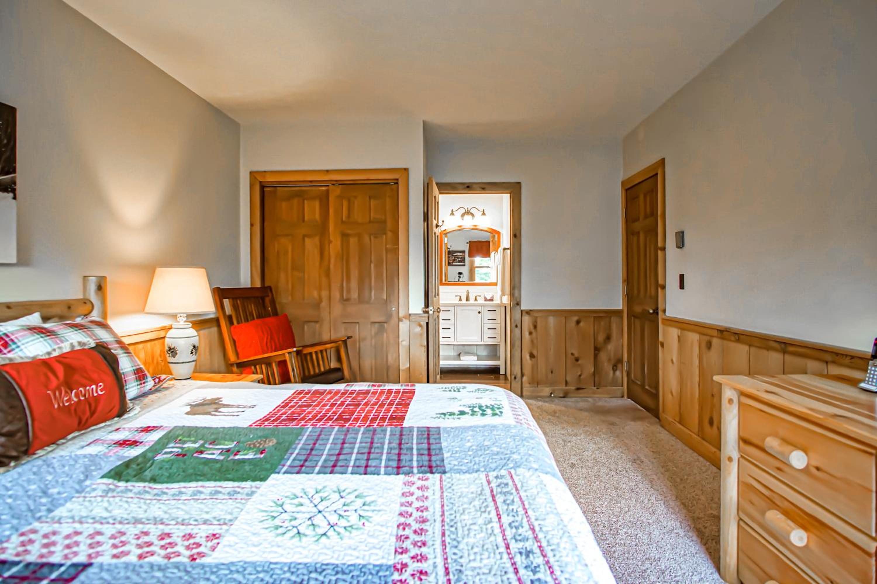 Whistlepunk #12: 4 Bedroom, 3 Bath: Slope Side, Wood Fireplace