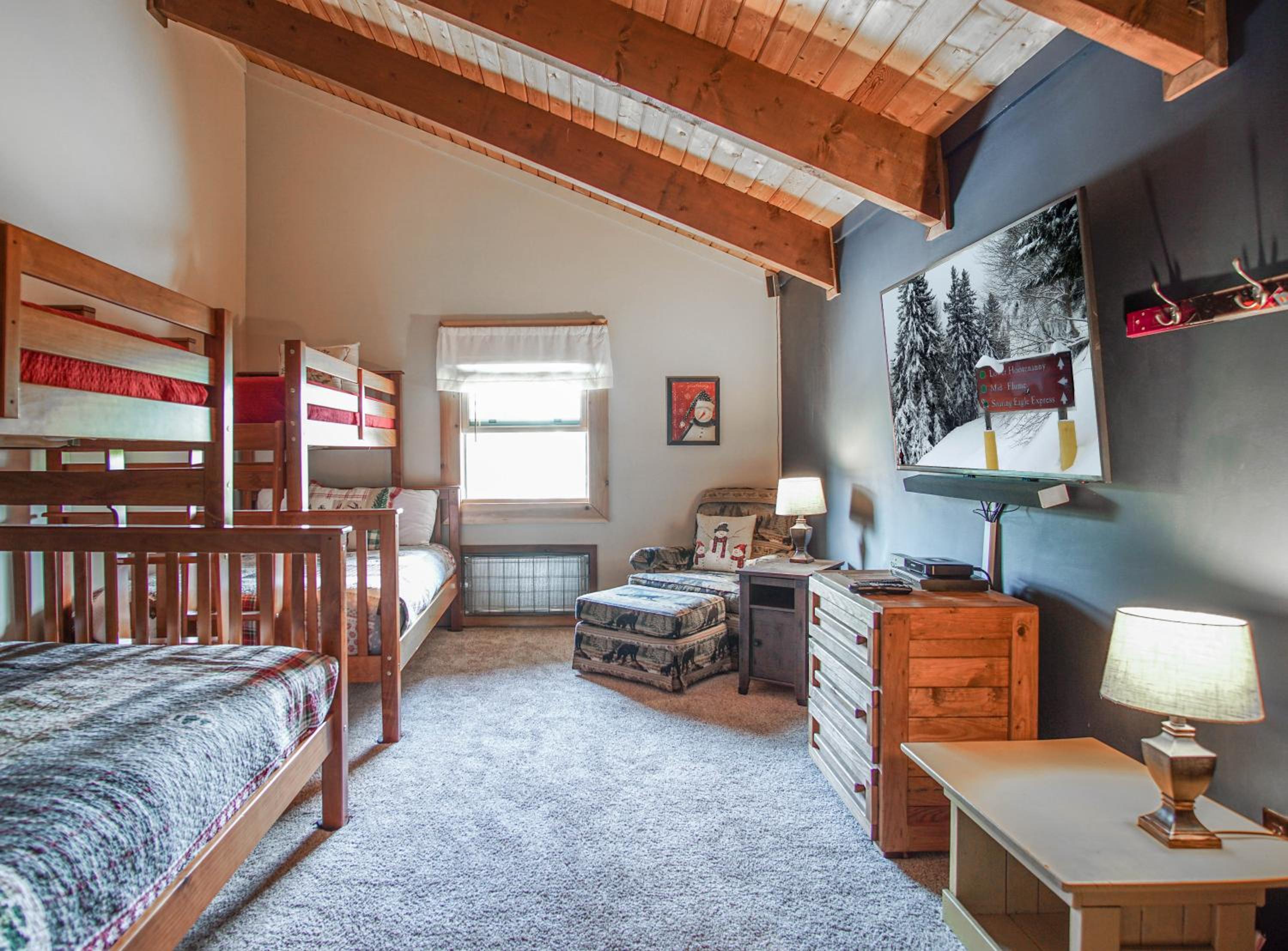 Whistlepunk #12: 4 Bedroom, 3 Bath: Slope Side, Wood Fireplace