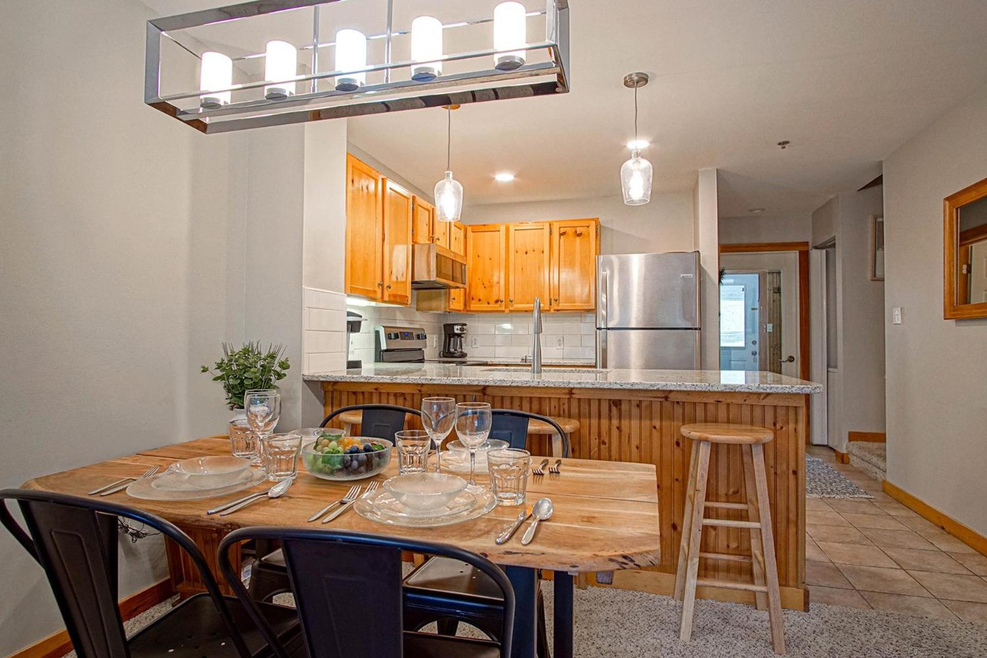 Camp Four 23: Pet Friendly, Slope side, Gas Fireplace