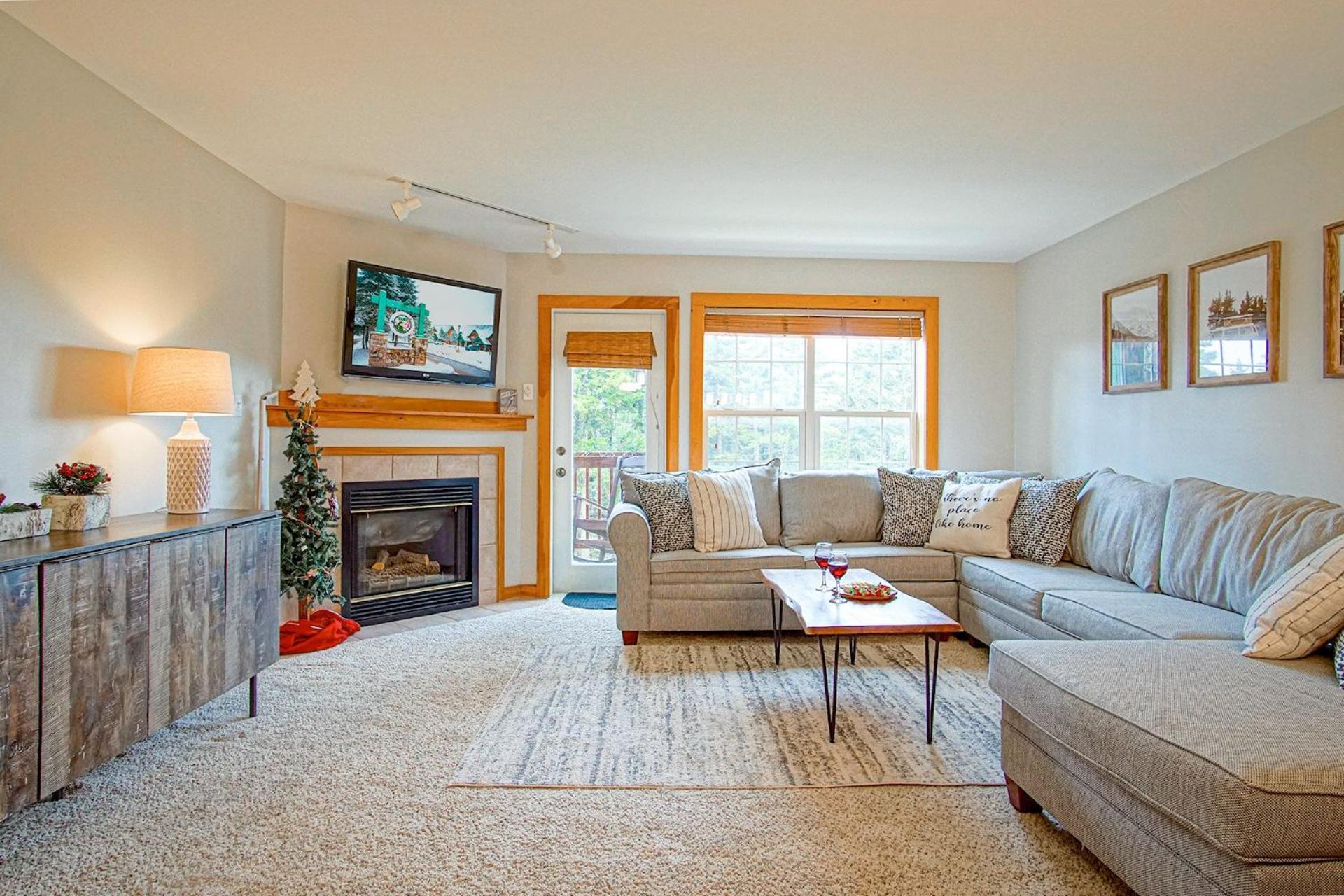 Camp Four 23: Pet Friendly, Slope side, Gas Fireplace