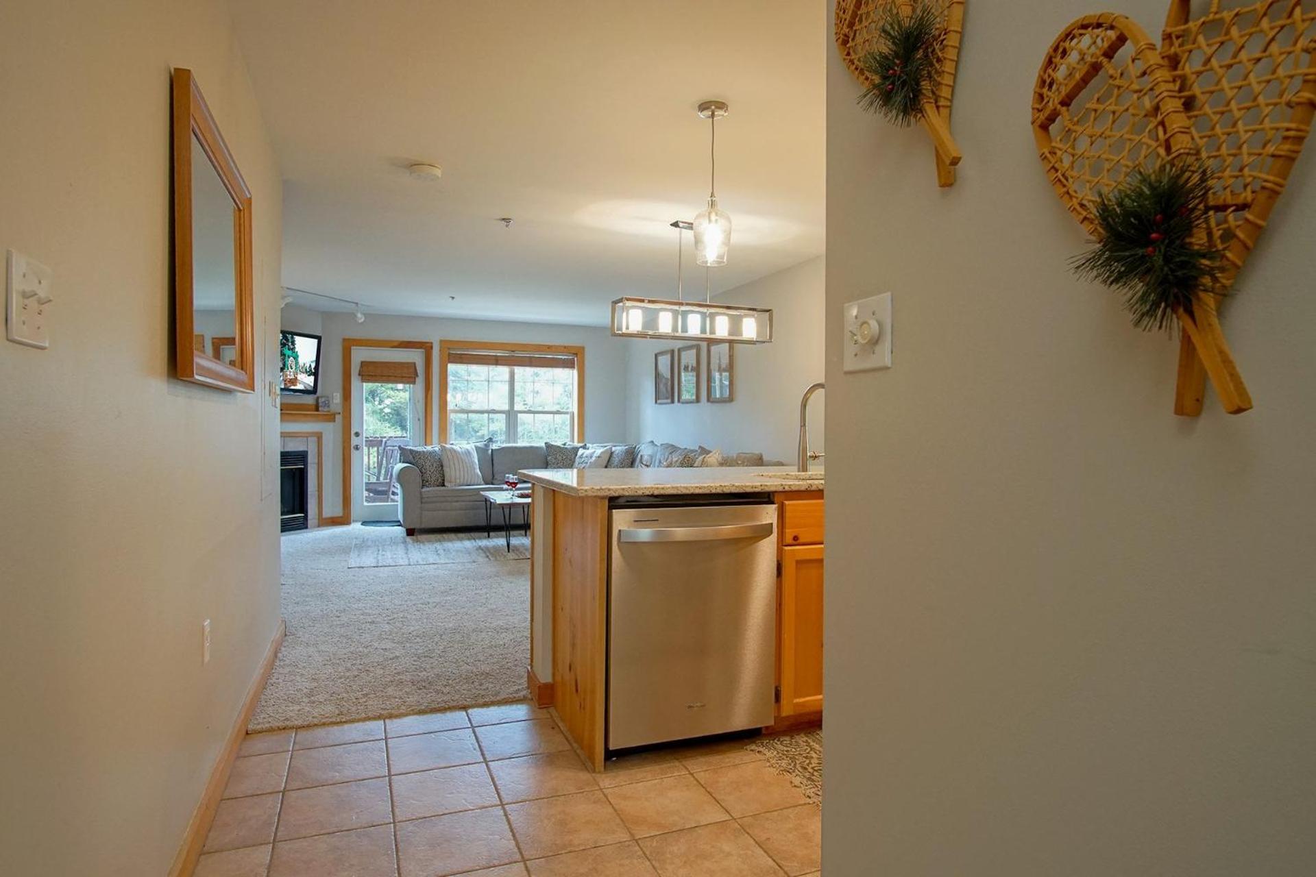Camp Four 23: Pet Friendly, Slope side, Gas Fireplace