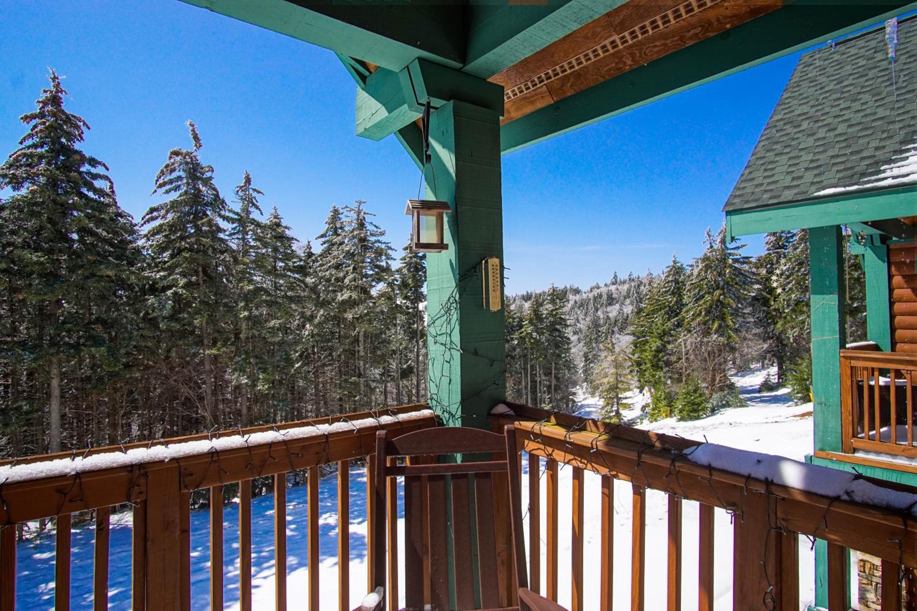 Camp Four 23: Pet Friendly, Slope side, Gas Fireplace