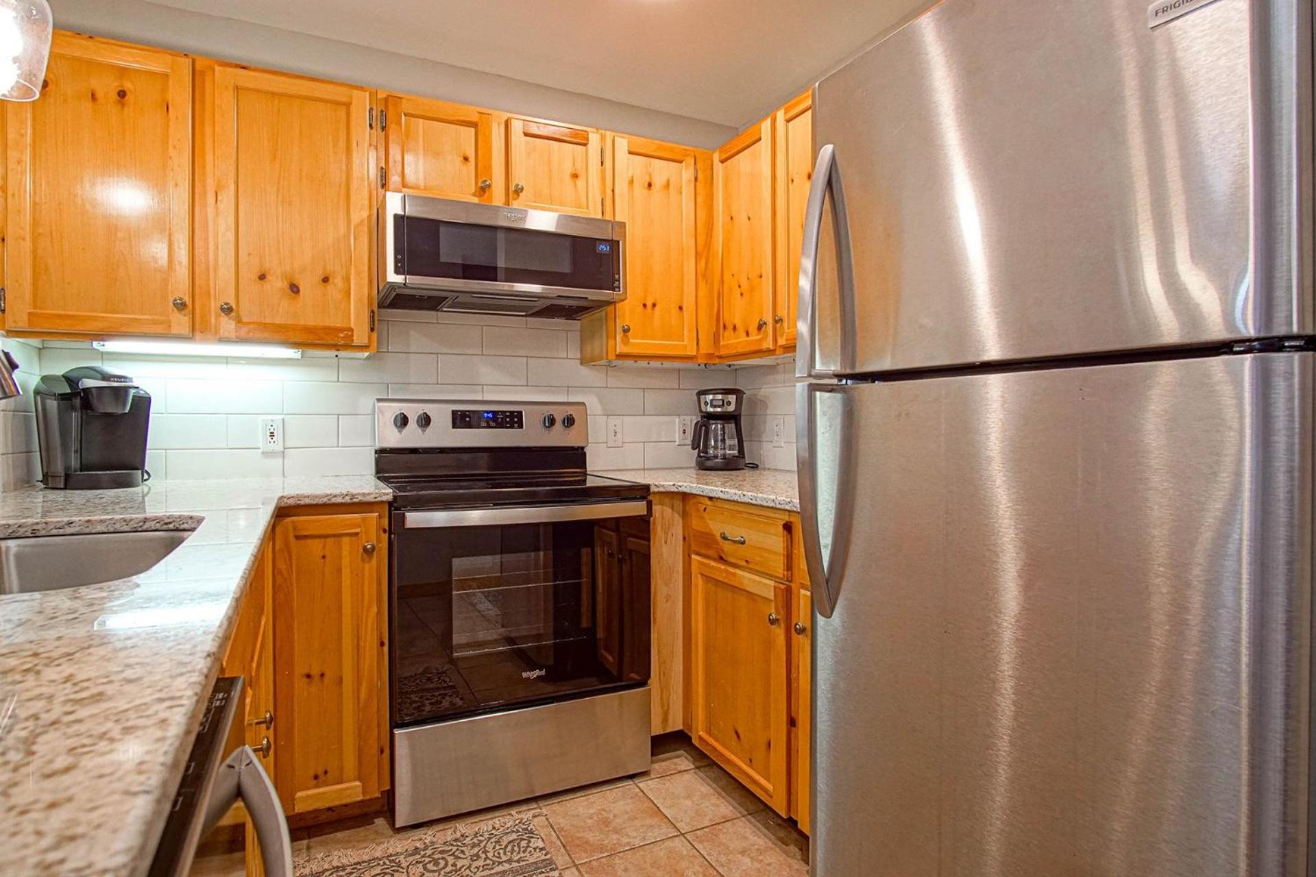 Camp Four 23: Pet Friendly, Slope side, Gas Fireplace
