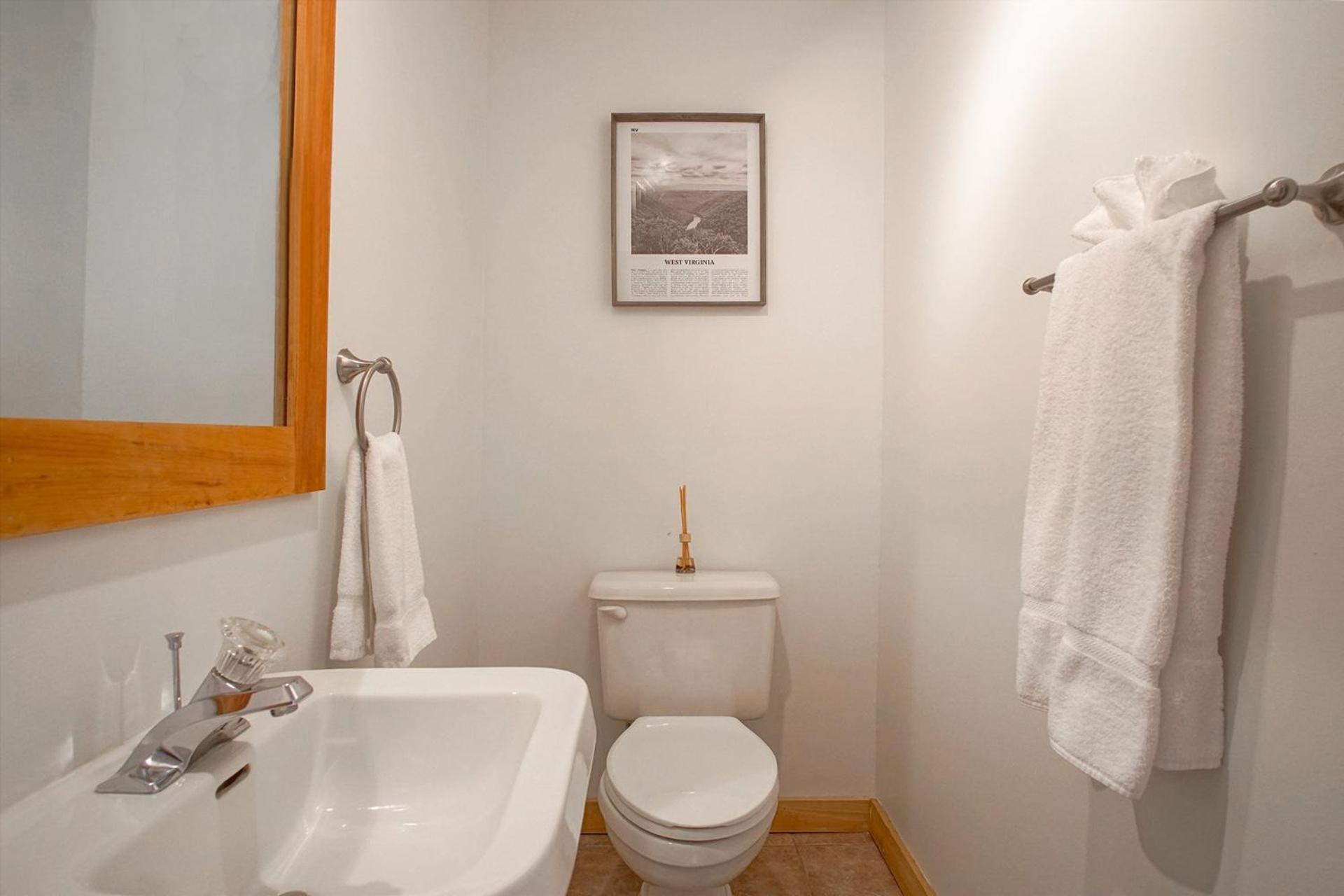 Camp Four 23: Pet Friendly, Slope side, Gas Fireplace
