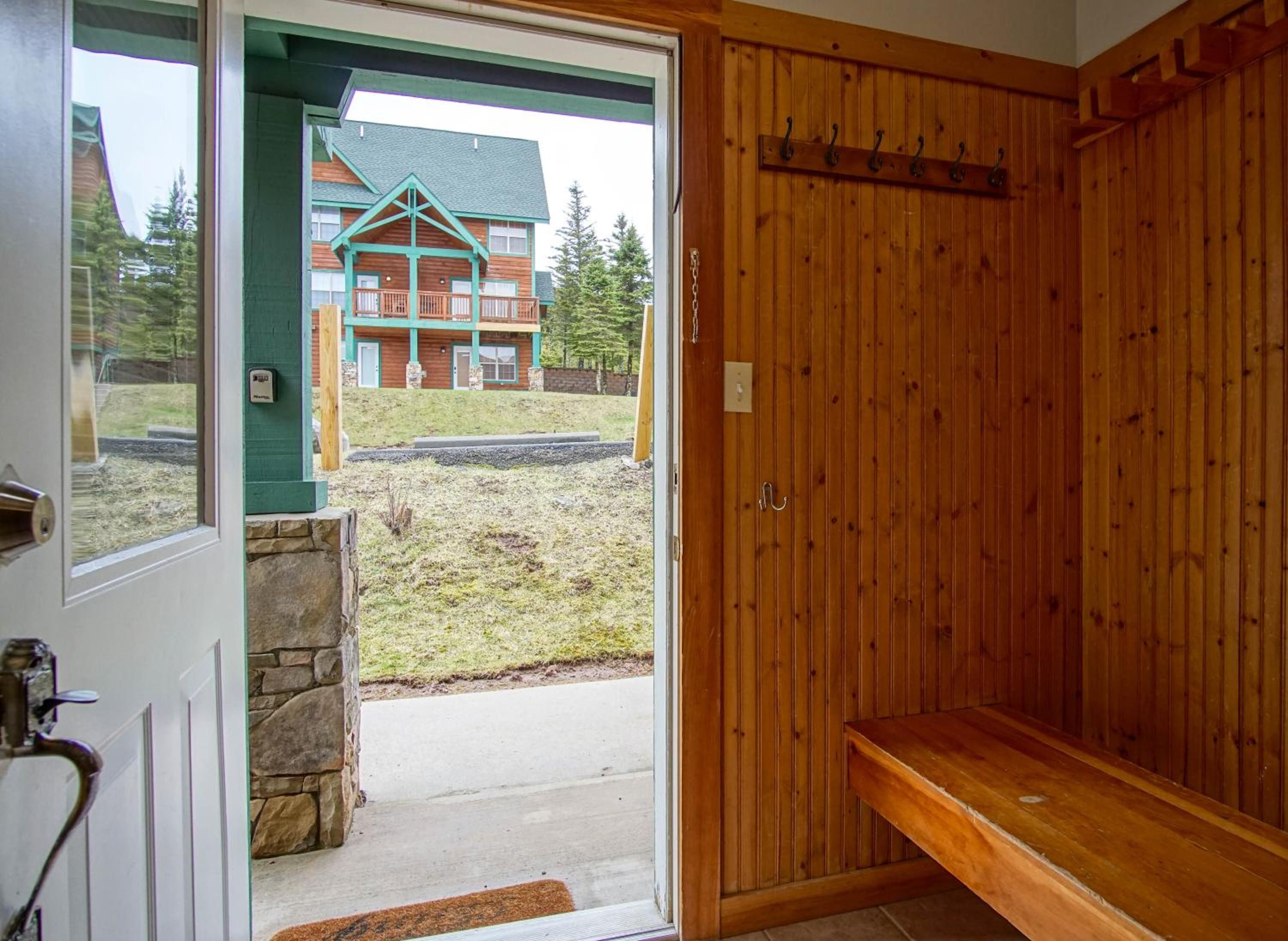 Camp Four 23: Pet Friendly, Slope side, Gas Fireplace