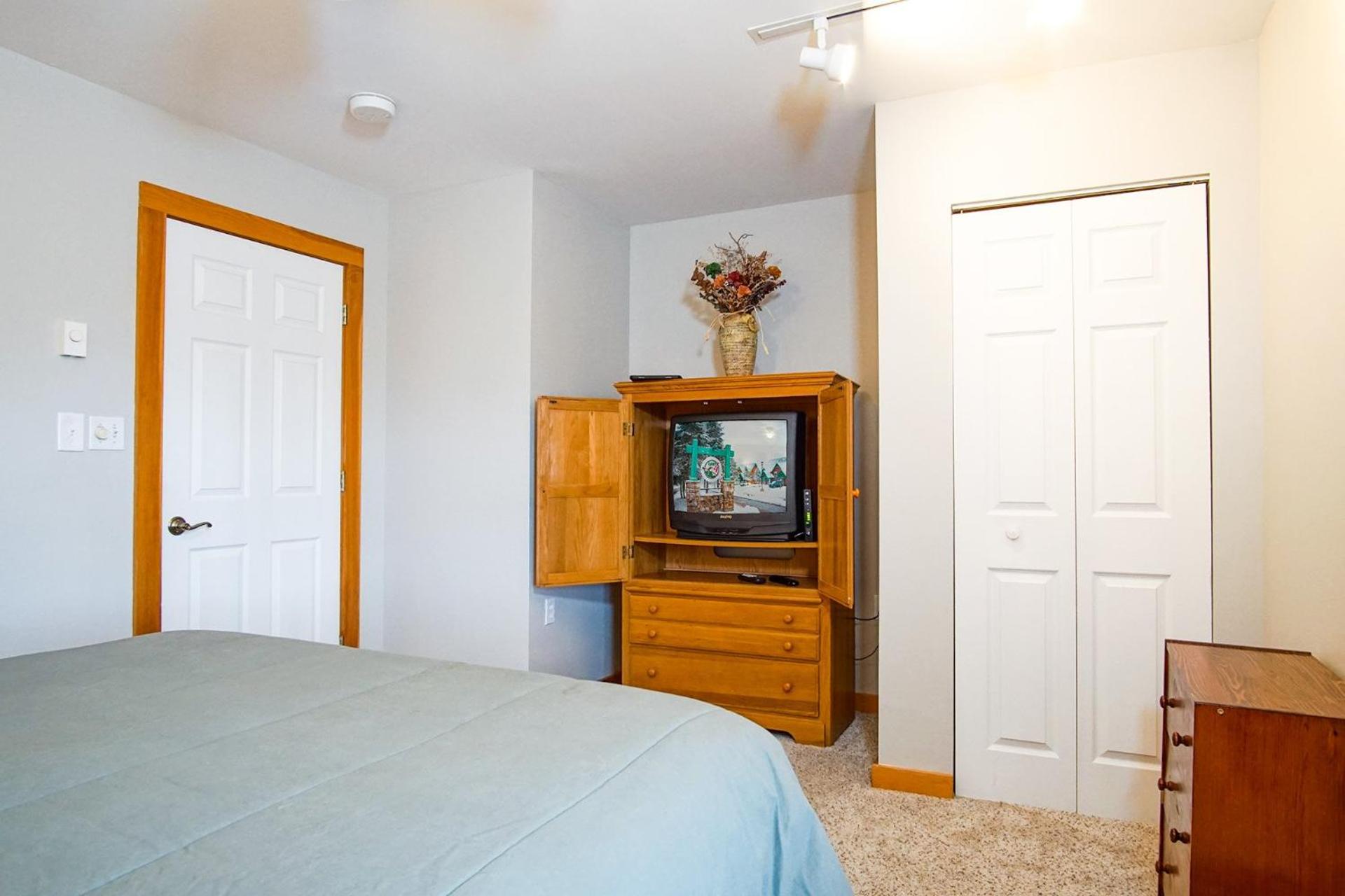 Camp Four 23: Pet Friendly, Slope side, Gas Fireplace