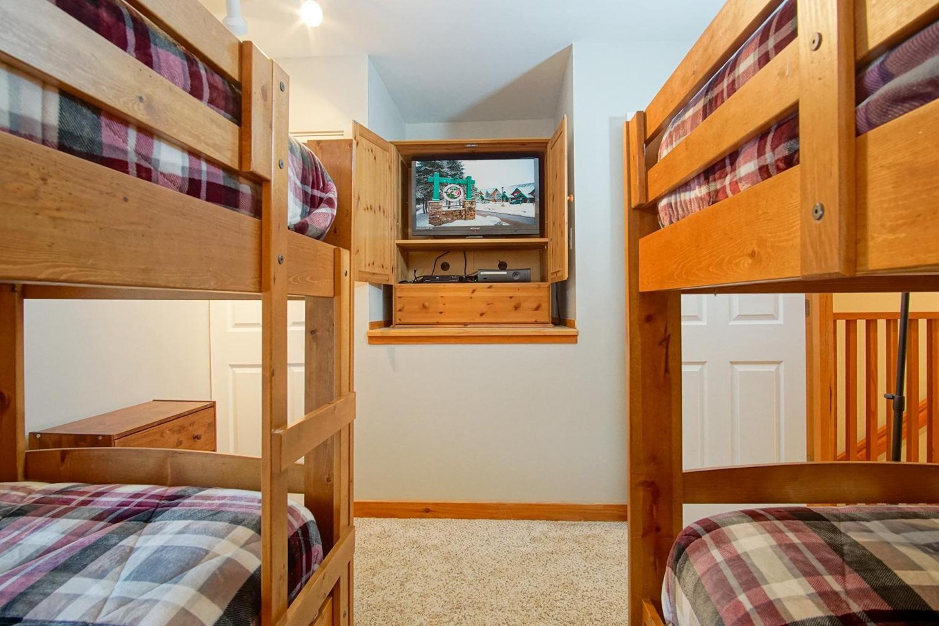 Camp Four 23: Pet Friendly, Slope side, Gas Fireplace