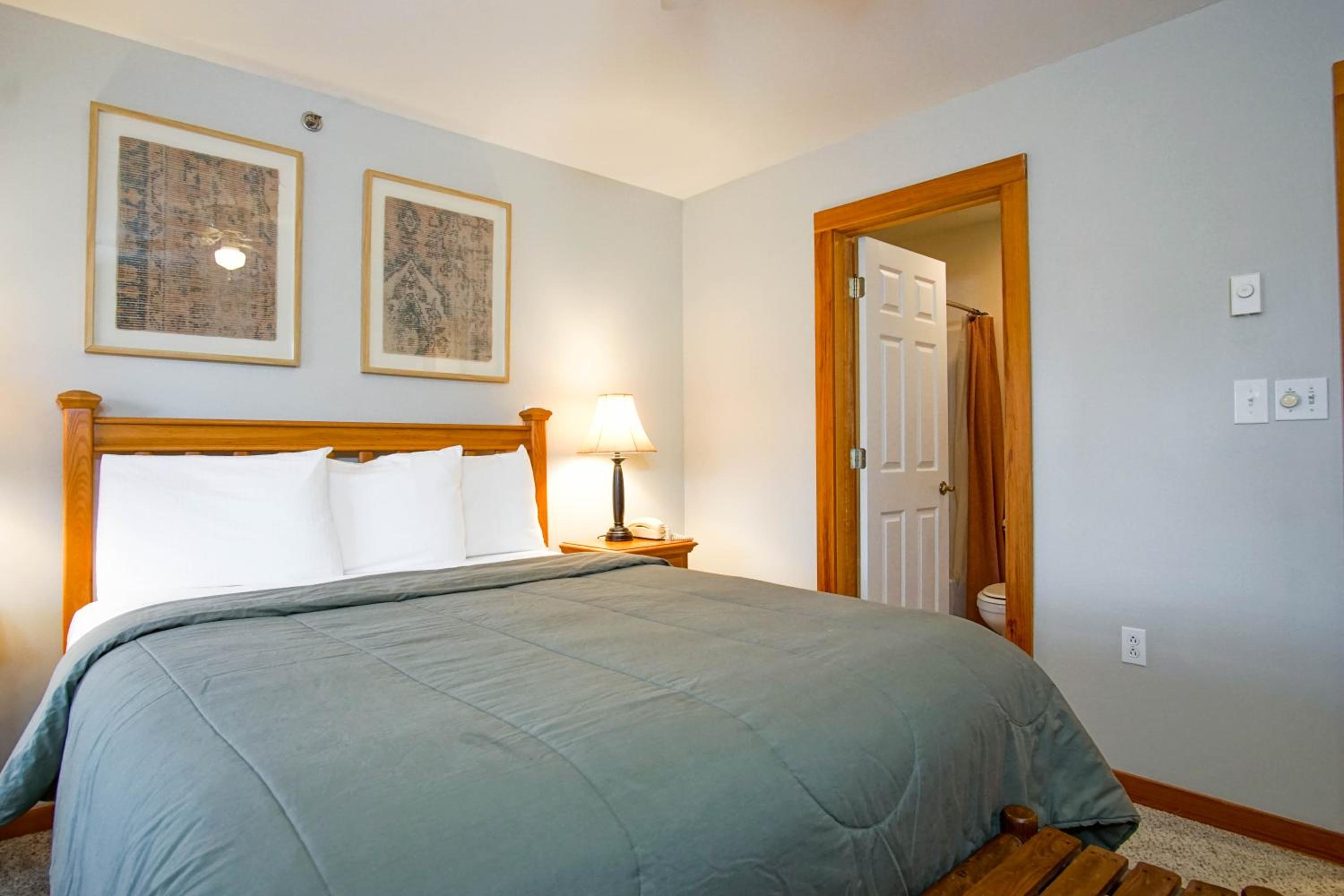 Camp Four 23: Pet Friendly, Slope side, Gas Fireplace