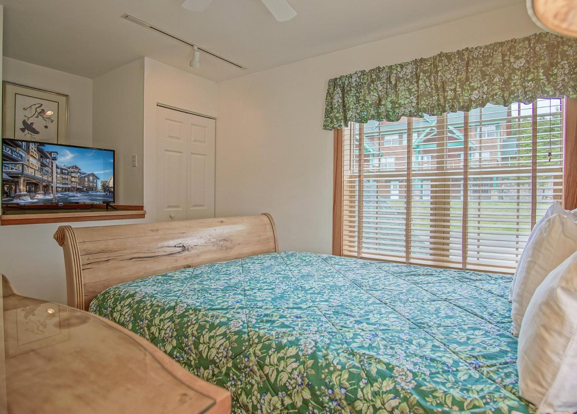Camp 4 24: Slope Side, Cozy 2 BR with Shuttle Service