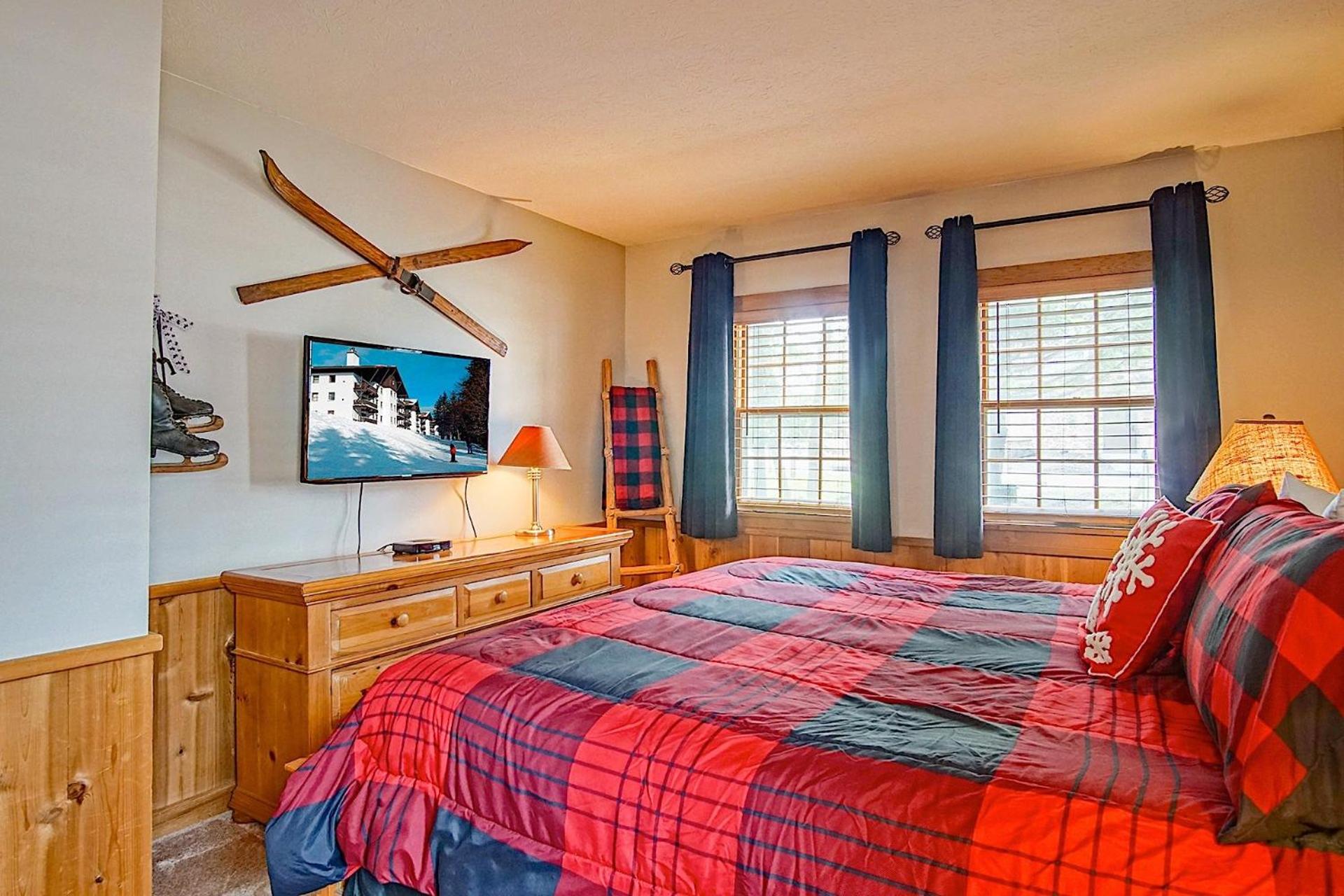 Whistlepunk #33: 1 Bedroom, 1 Full Bathroom: Slope Side, Wood Fireplace