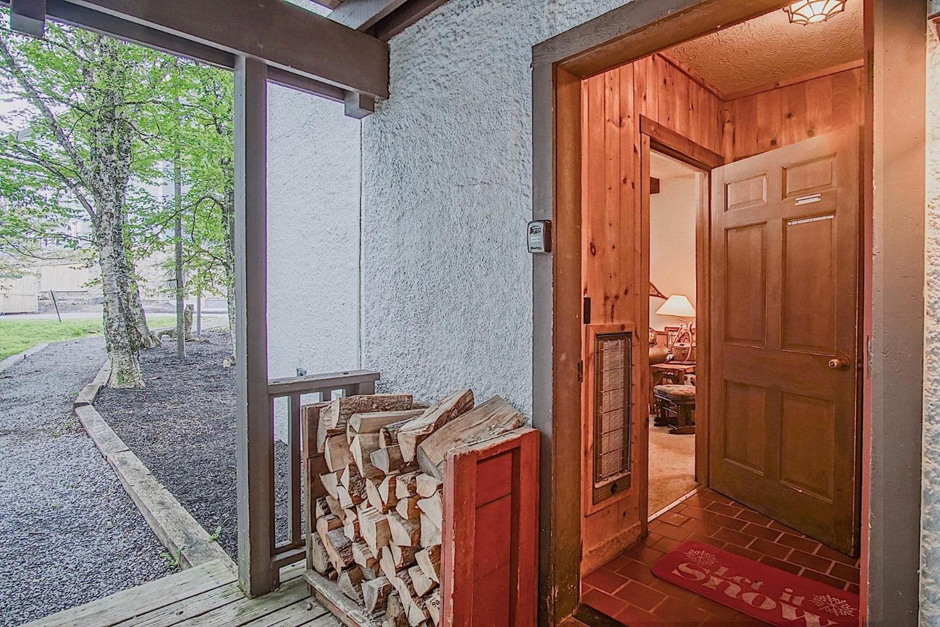 Whistlepunk #33: 1 Bedroom, 1 Full Bathroom: Slope Side, Wood Fireplace