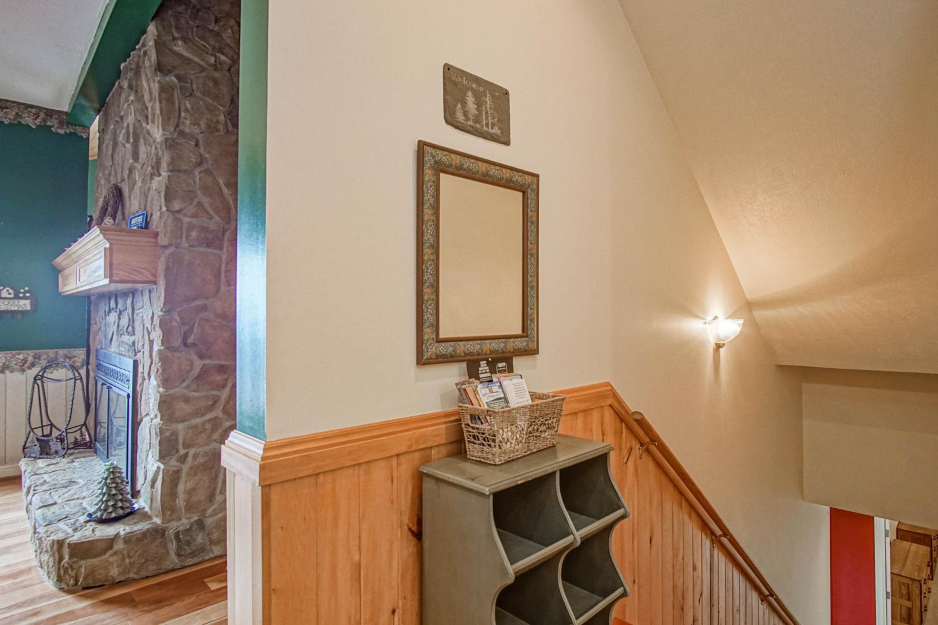 South West Ridge 72-153 5 Br: Large western views Private hot tub Wood fireplace