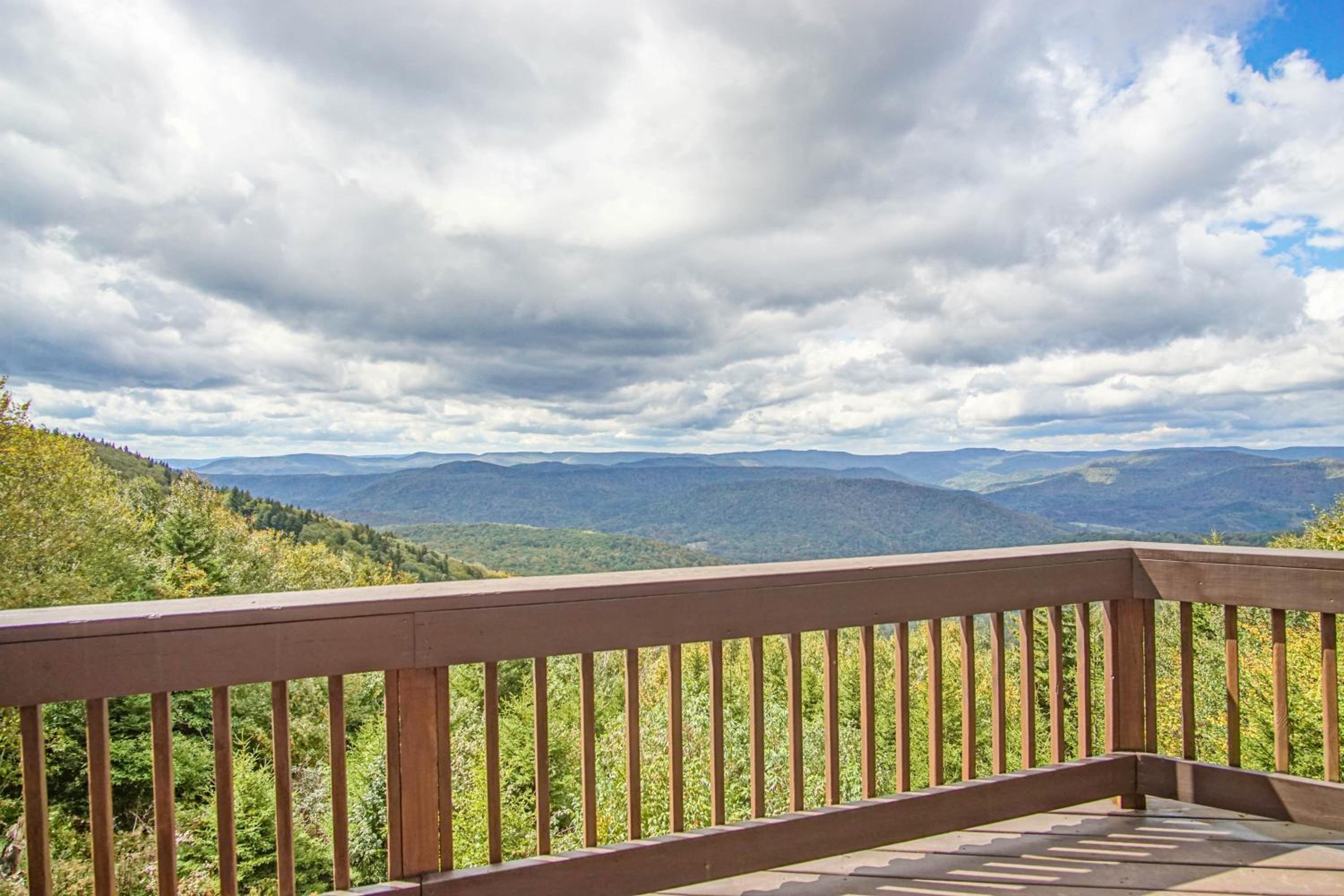 South West Ridge 72-153 5 Br: Large western views Private hot tub Wood fireplace