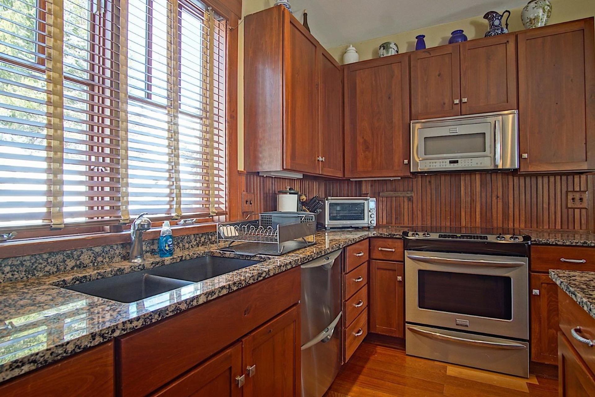 Sanctuary Family Paradise Private Home with Hot tub Snowshoe Mtn Resort