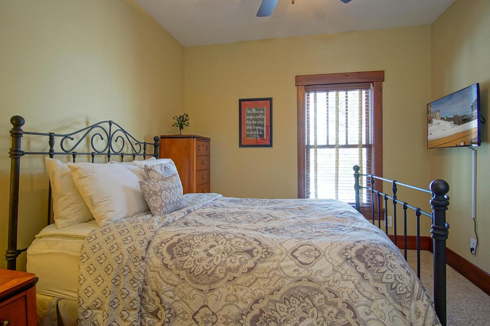 Sanctuary Family Paradise Private Home with Hot tub Snowshoe Mtn Resort