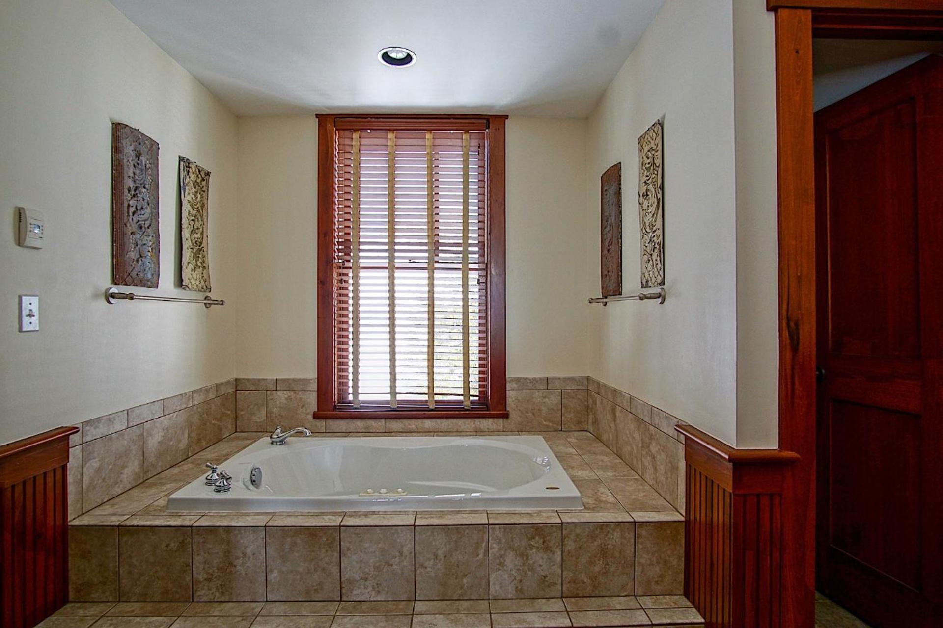 Sanctuary Family Paradise Private Home with Hot tub Snowshoe Mtn Resort