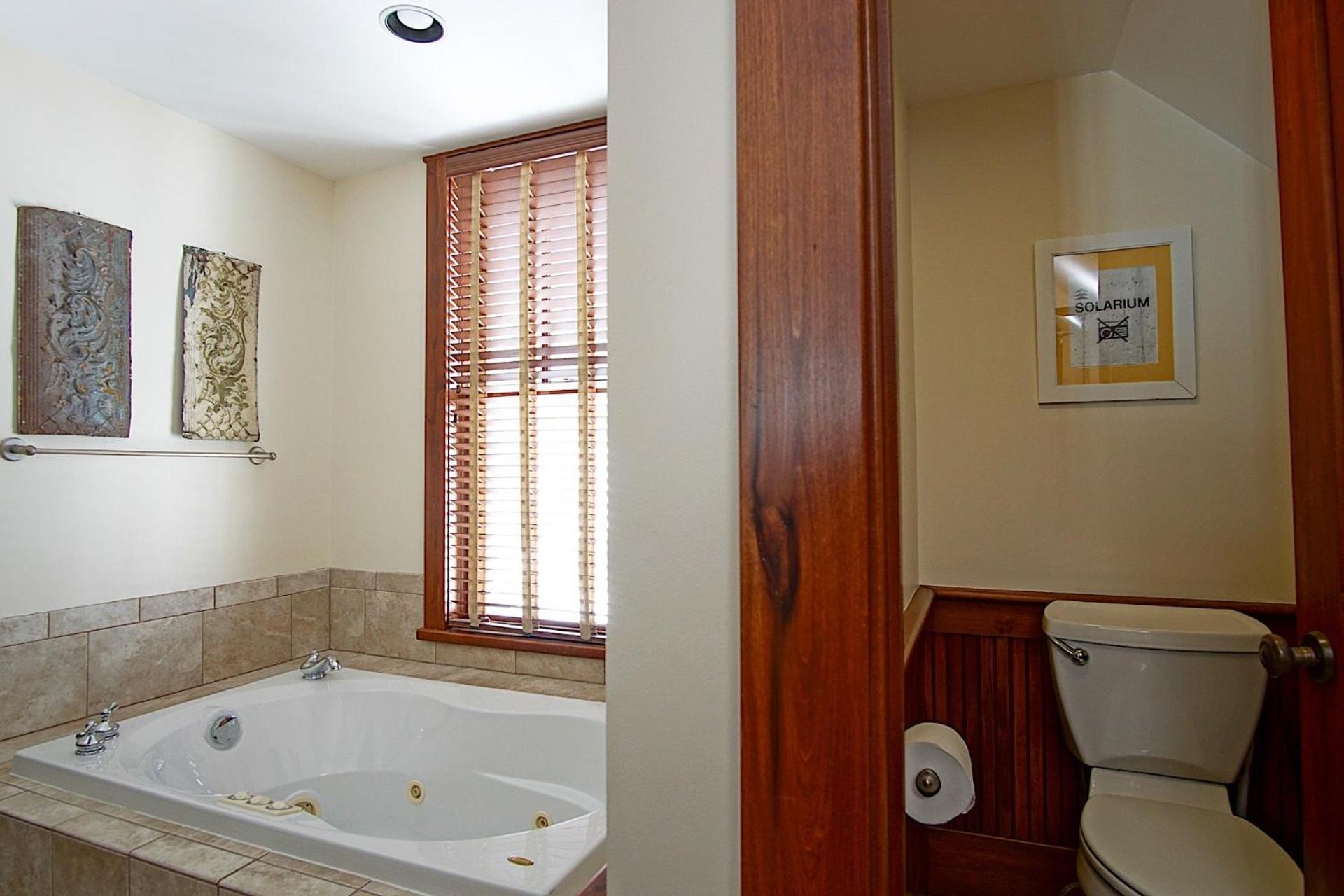 Sanctuary Family Paradise Private Home with Hot tub Snowshoe Mtn Resort