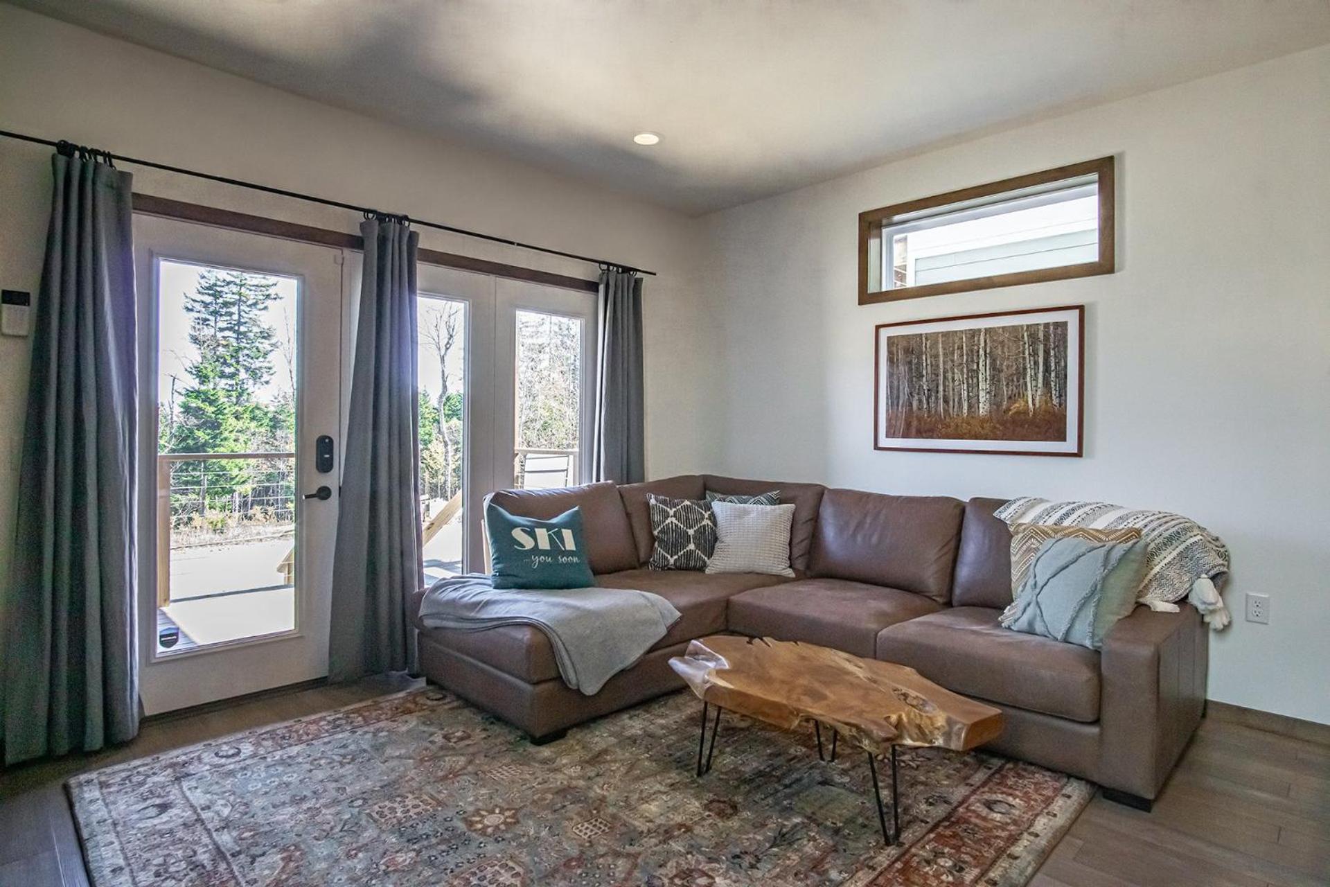 3 Bedroom: Coal Box Beautiful Unique Home Close to Slopes