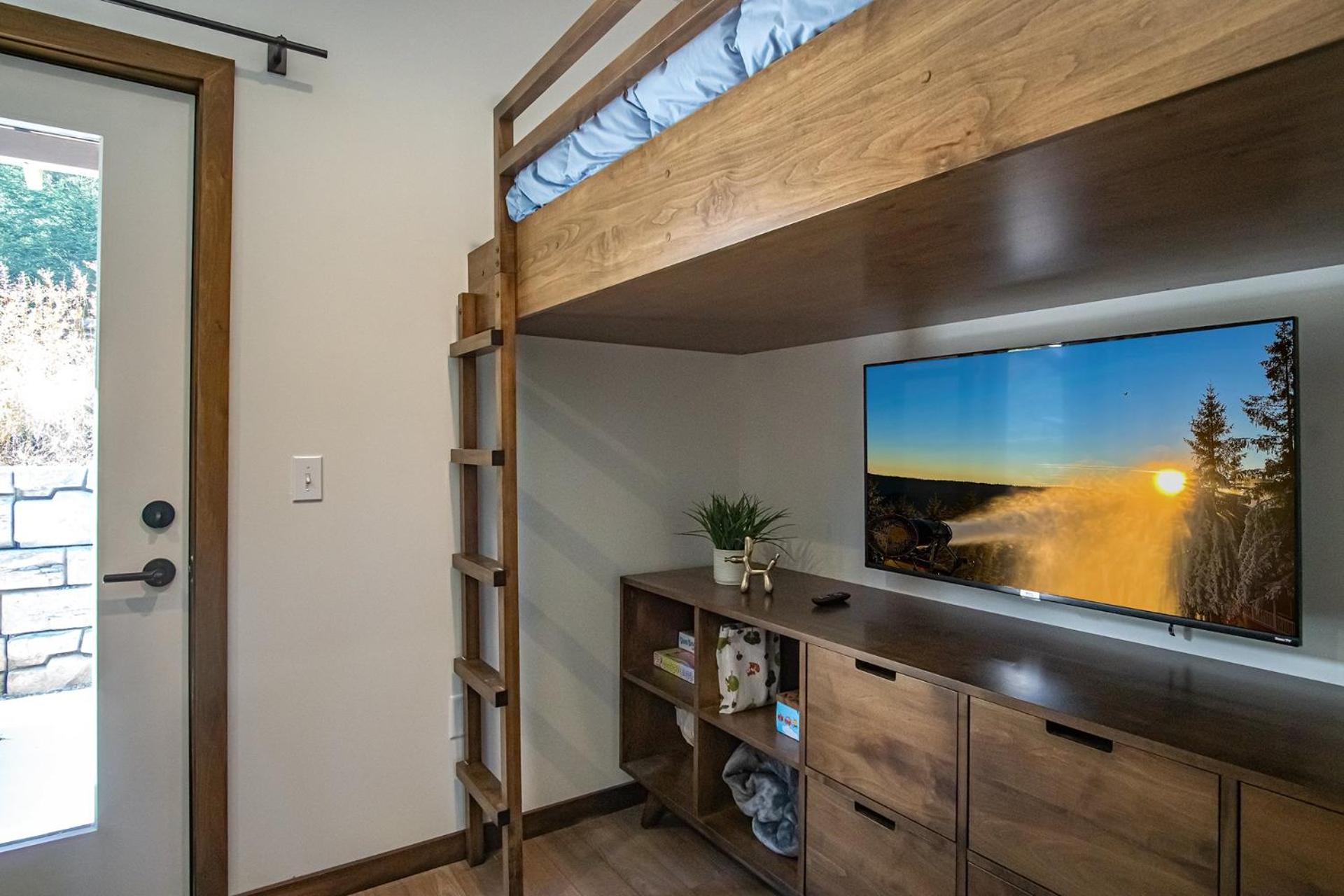 3 Bedroom: Coal Box Beautiful Unique Home Close to Slopes