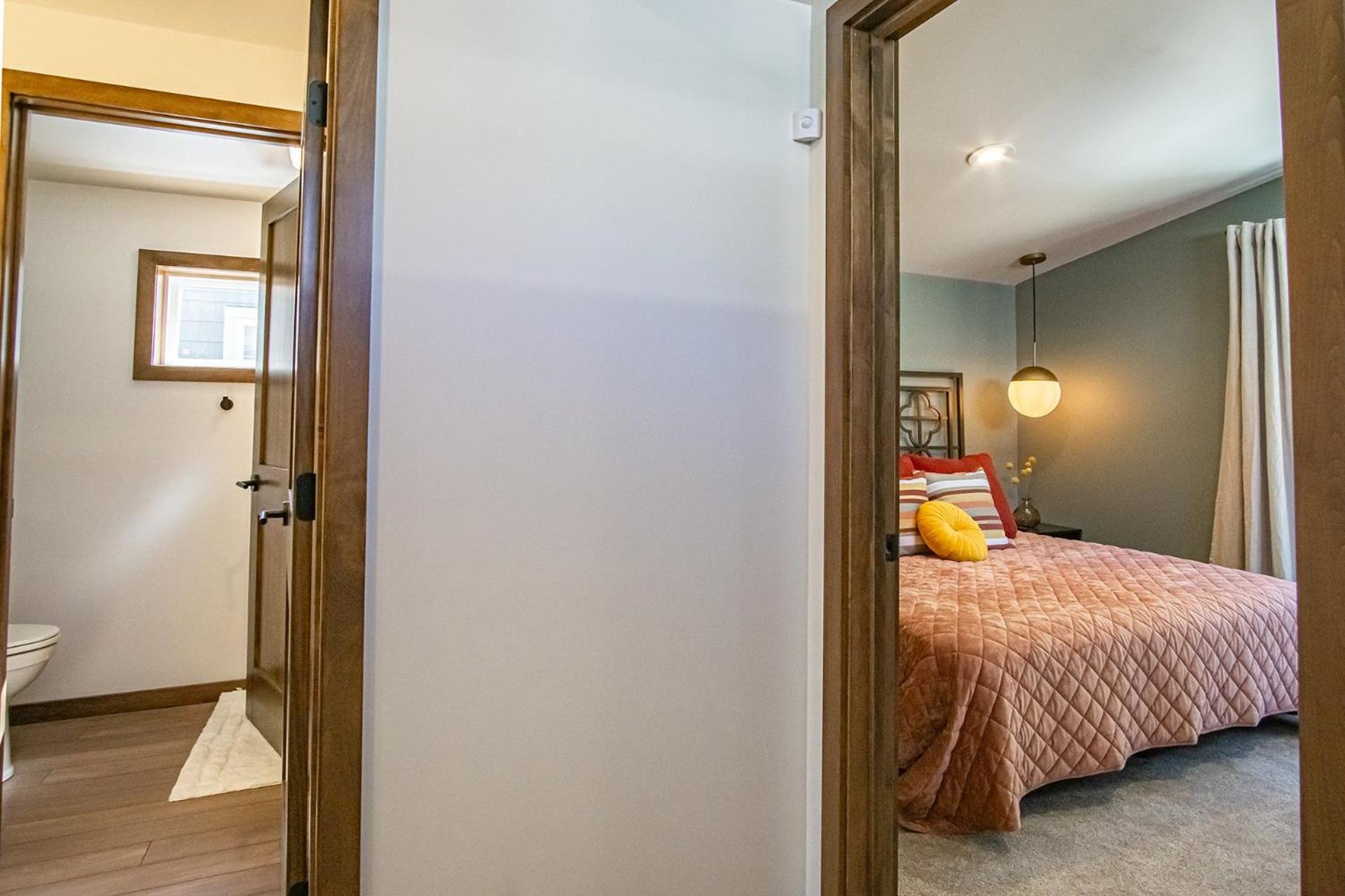 3 Bedroom: Coal Box Beautiful Unique Home Close to Slopes