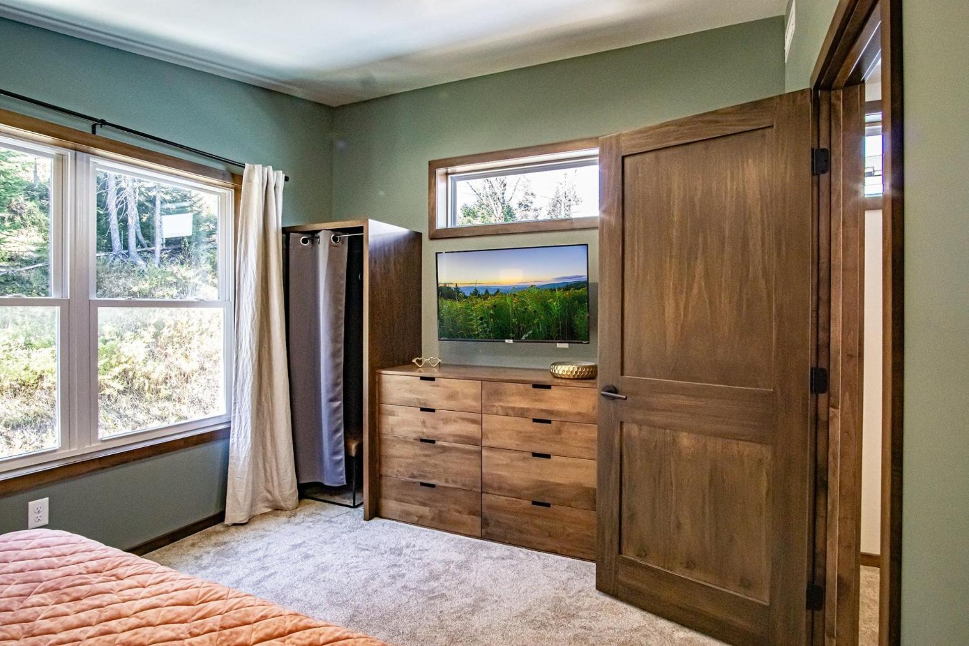 3 Bedroom: Coal Box Beautiful Unique Home Close to Slopes