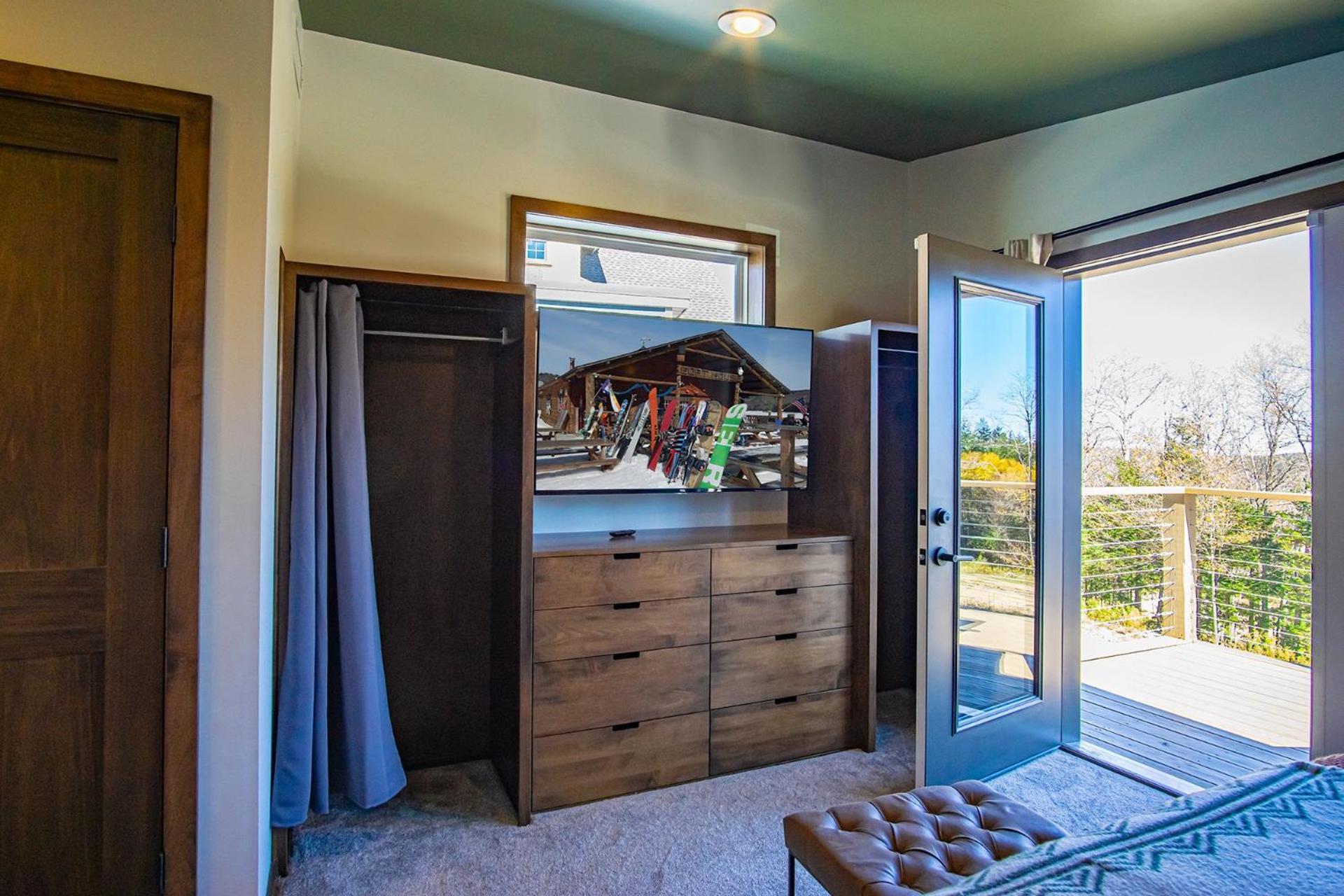 3 Bedroom: Coal Box Beautiful Unique Home Close to Slopes