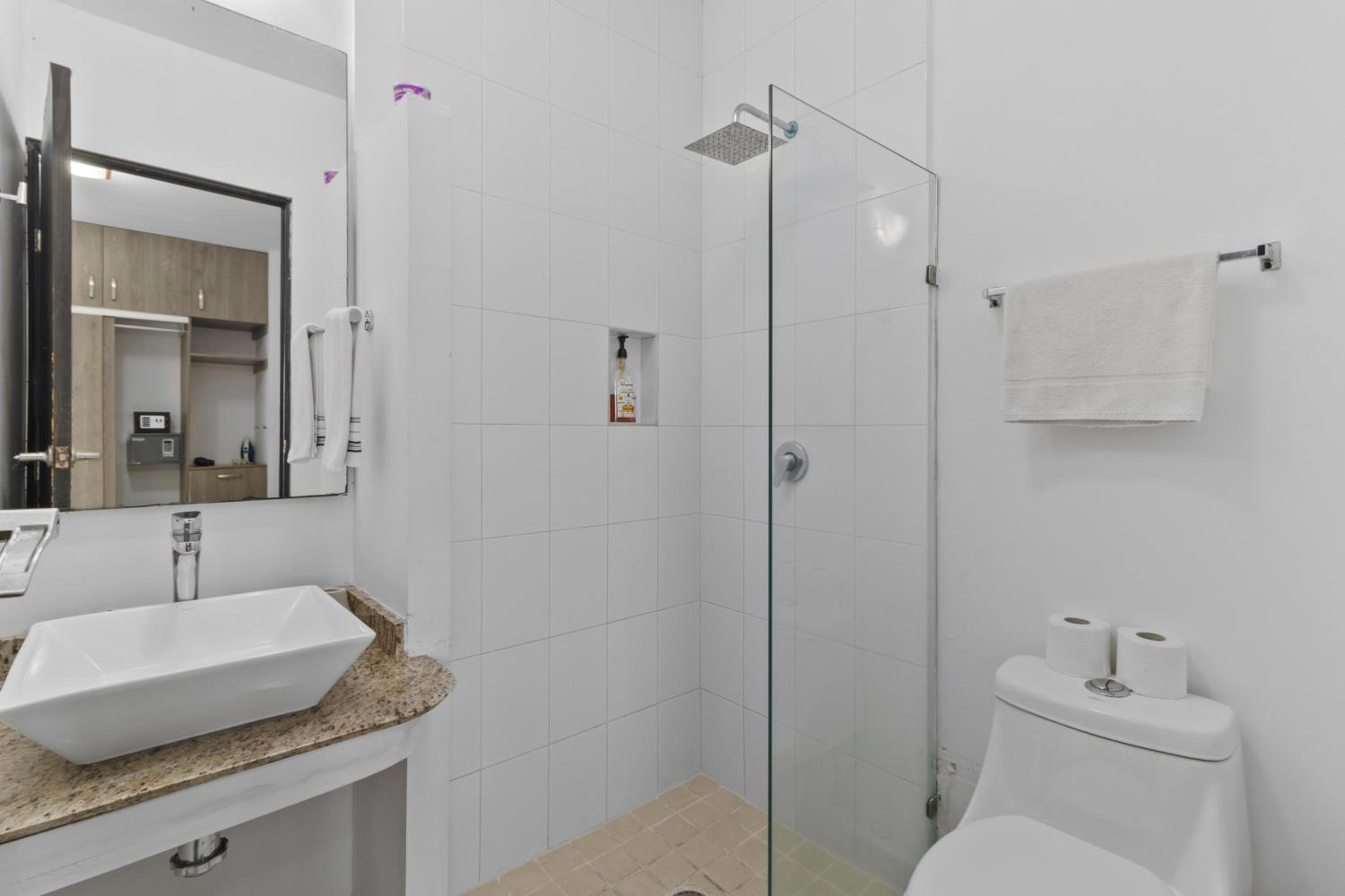 Lisboa Condominium - Modern Stay in Versalles
