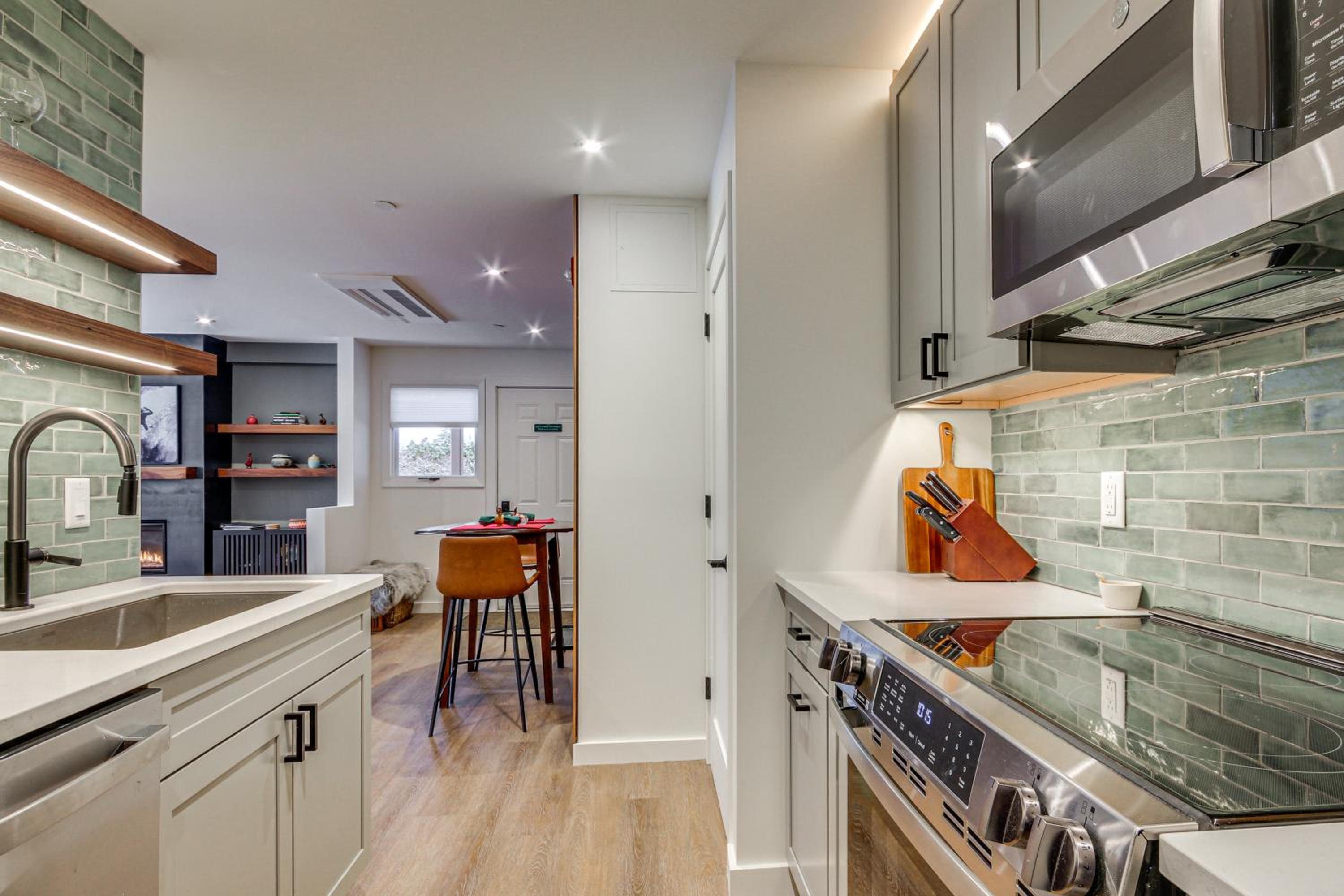 Fully Renovated! Luxe Ski Condo Near Stowe Mtn