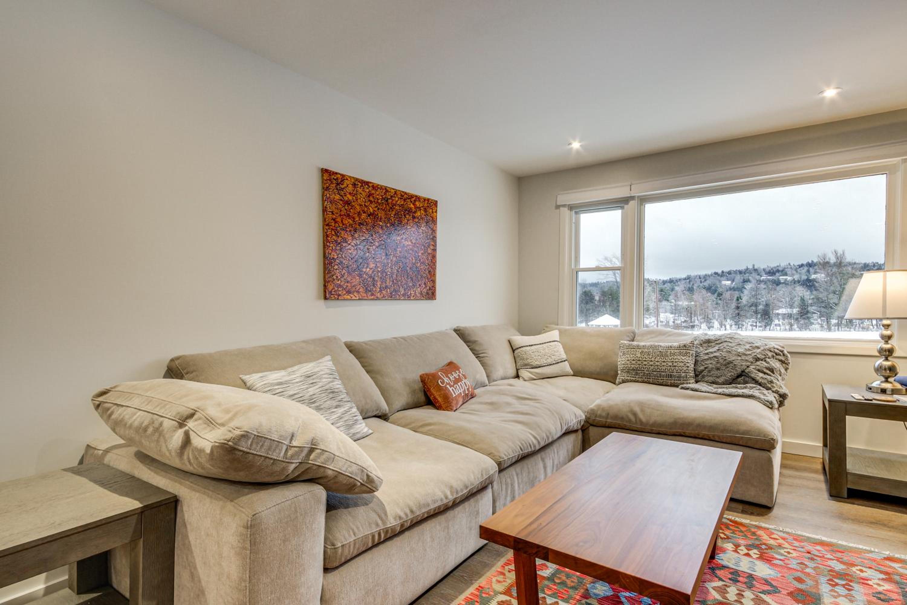 Fully Renovated! Luxe Ski Condo Near Stowe Mtn