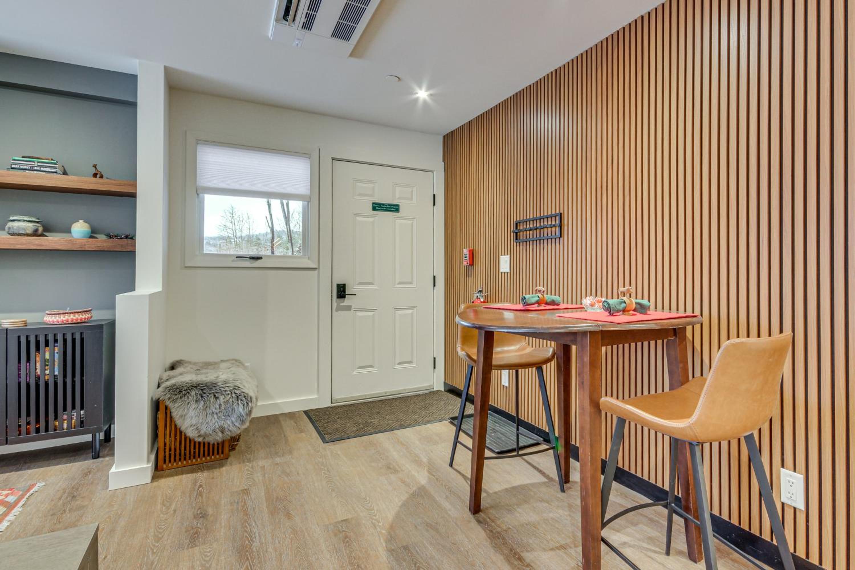 Fully Renovated! Luxe Ski Condo Near Stowe Mtn