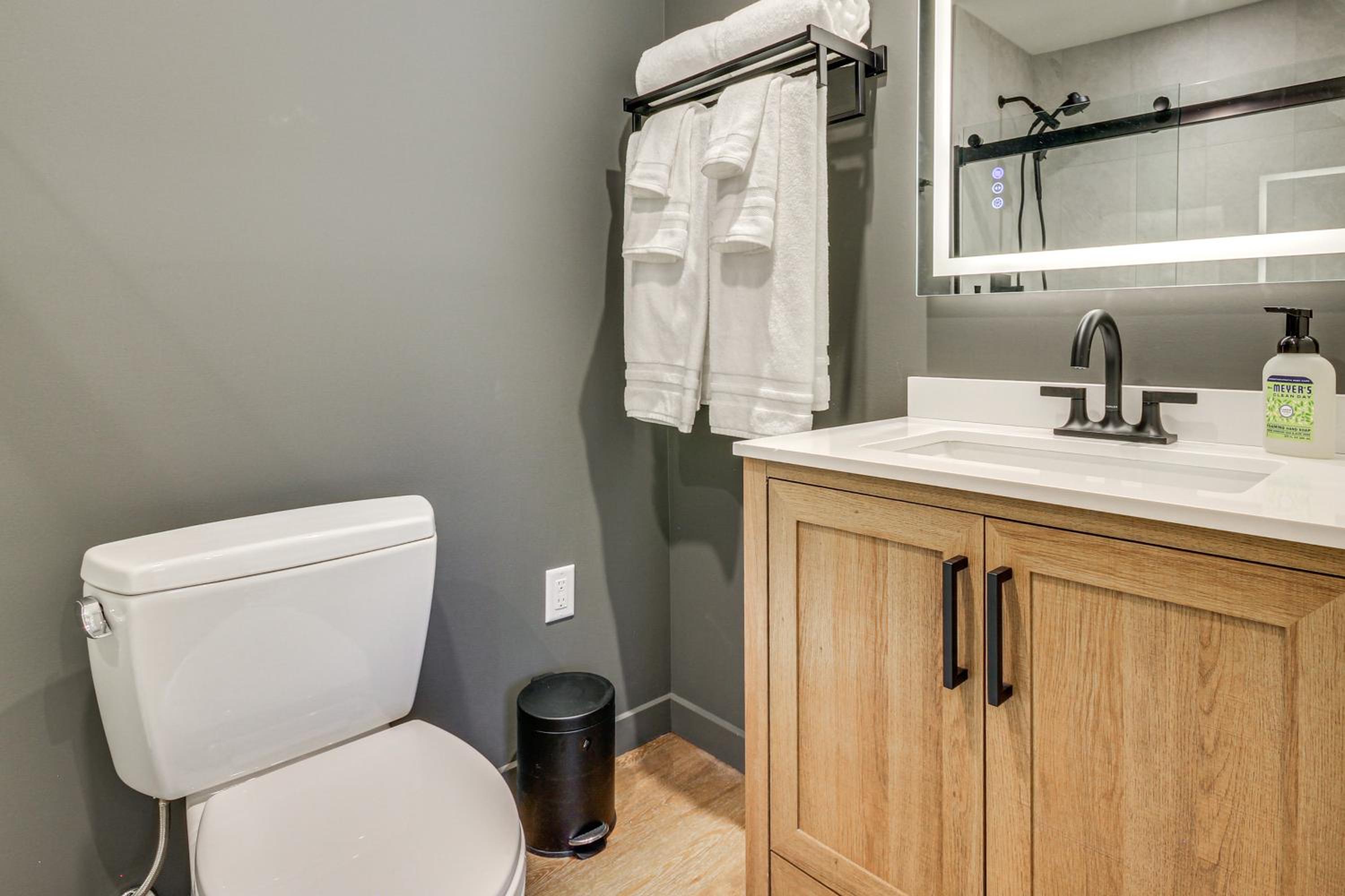 Fully Renovated! Luxe Ski Condo Near Stowe Mtn