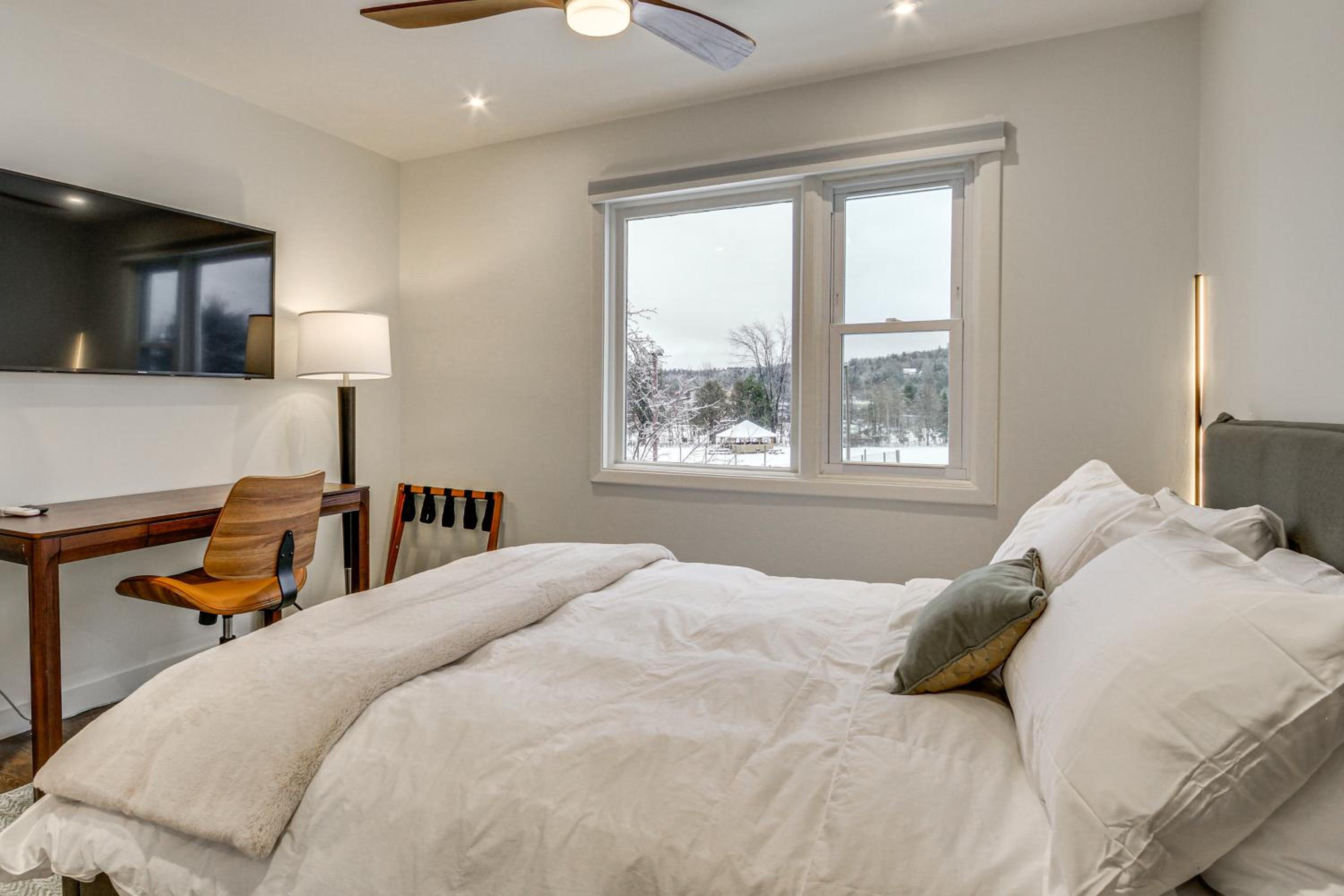 Fully Renovated! Luxe Ski Condo Near Stowe Mtn