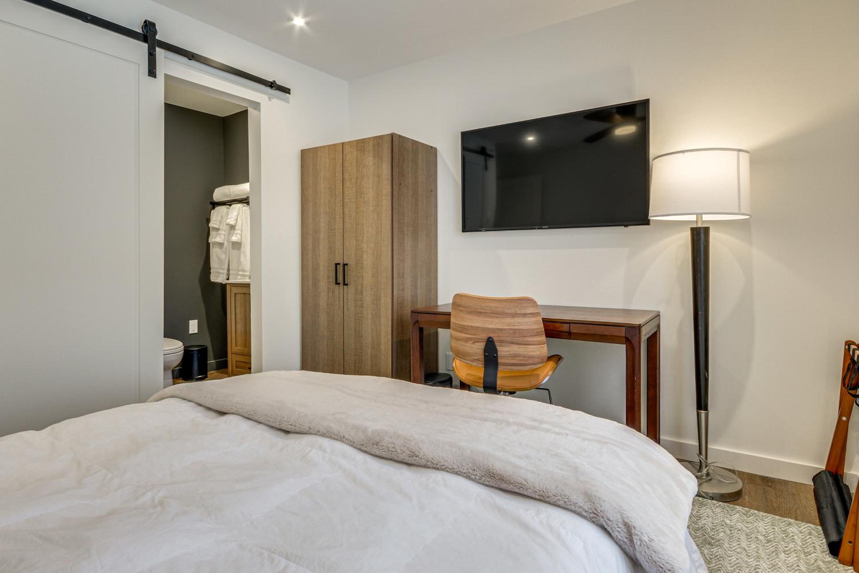 Fully Renovated! Luxe Ski Condo Near Stowe Mtn