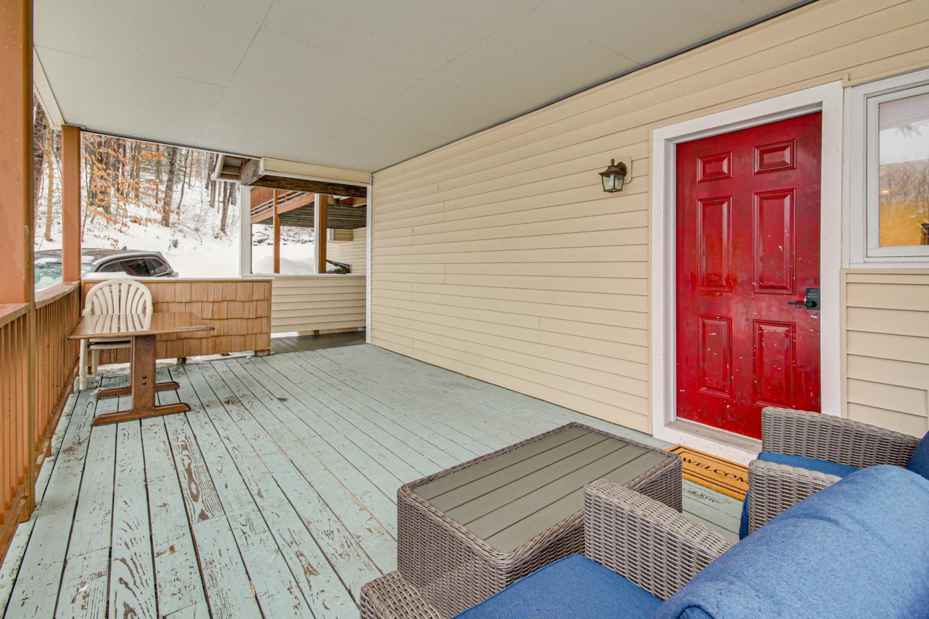 Fully Renovated! Luxe Ski Condo Near Stowe Mtn