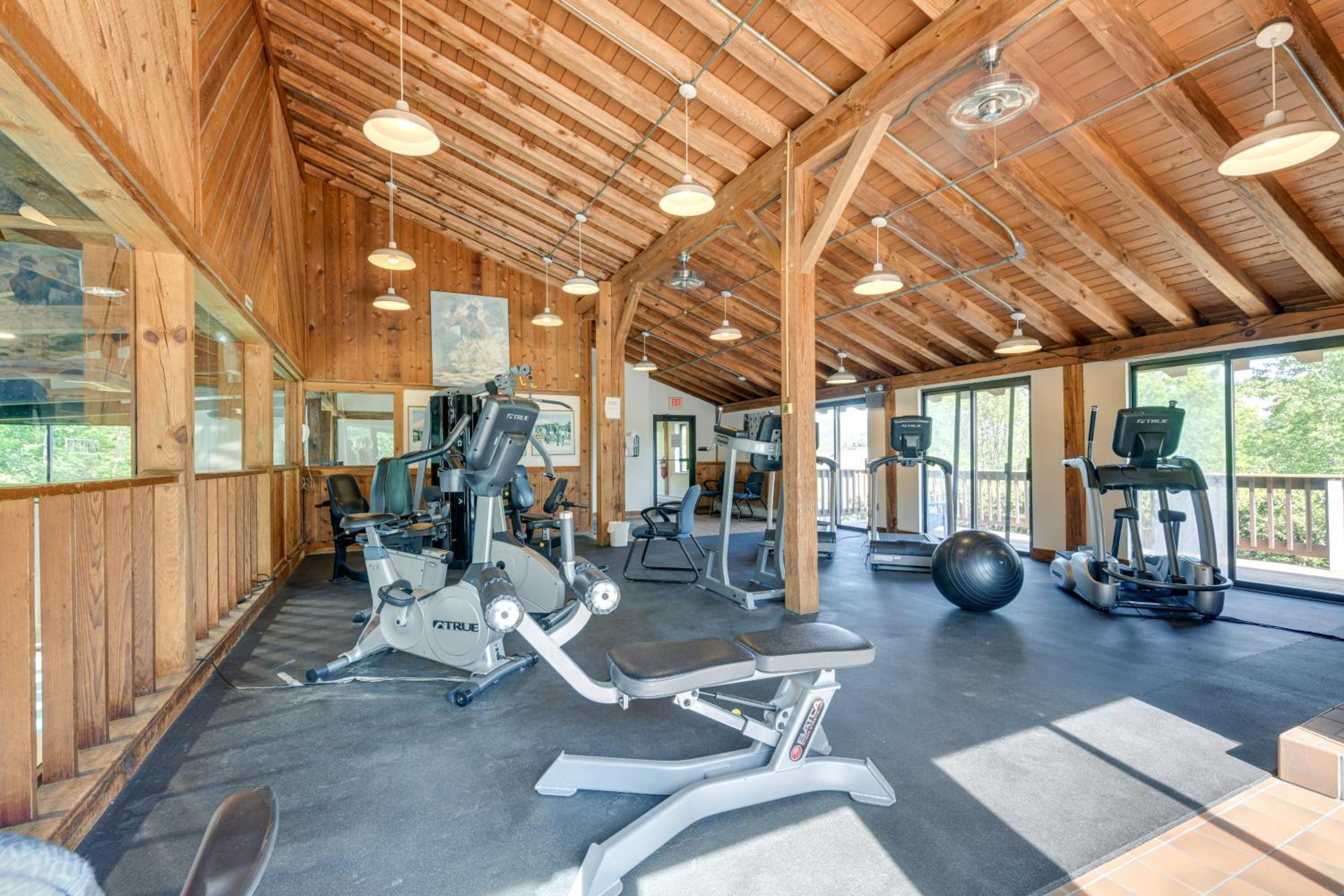 Fully Renovated! Luxe Ski Condo Near Stowe Mtn