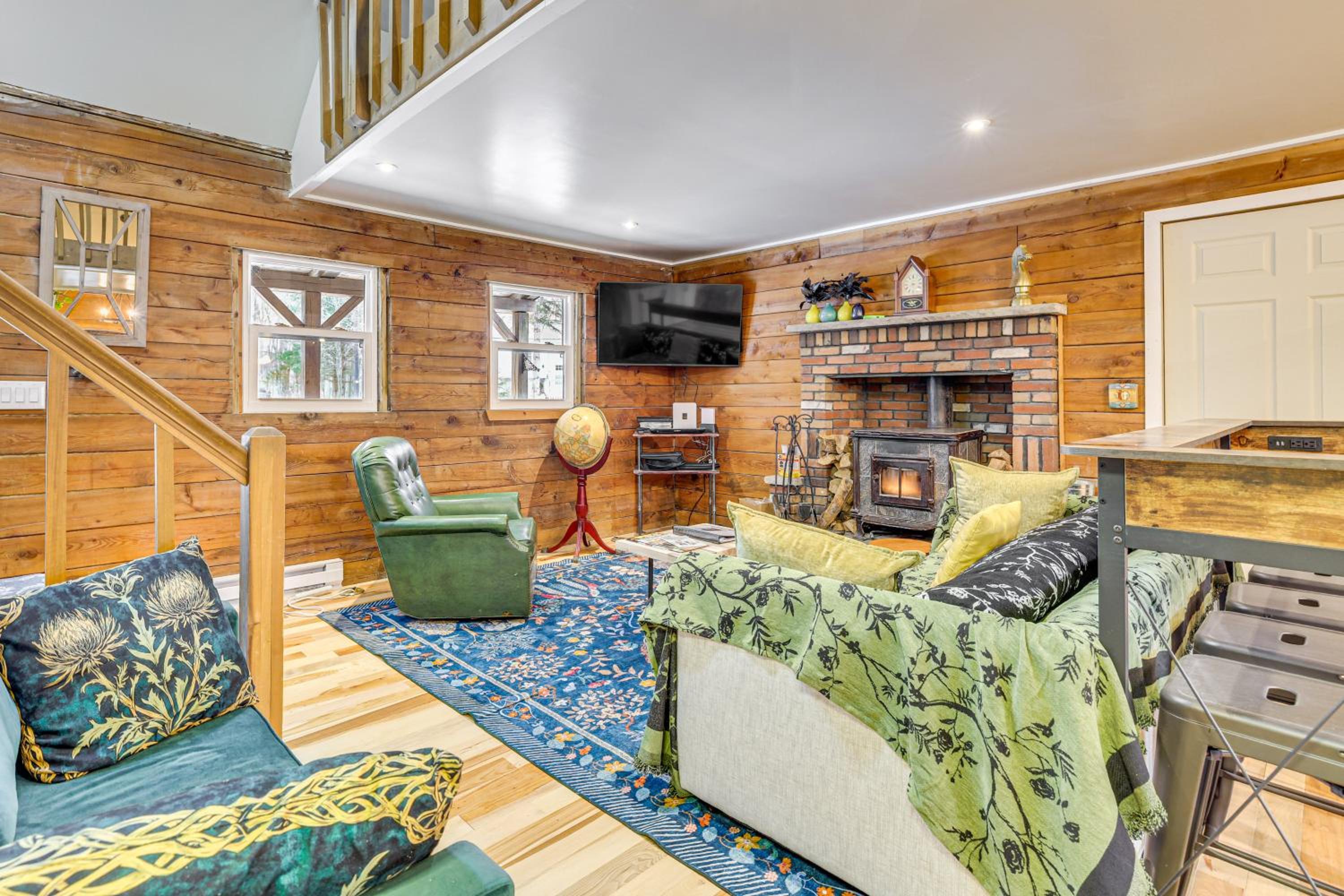 Pool, Beach and Lake Access Poconos Cabin Escape!