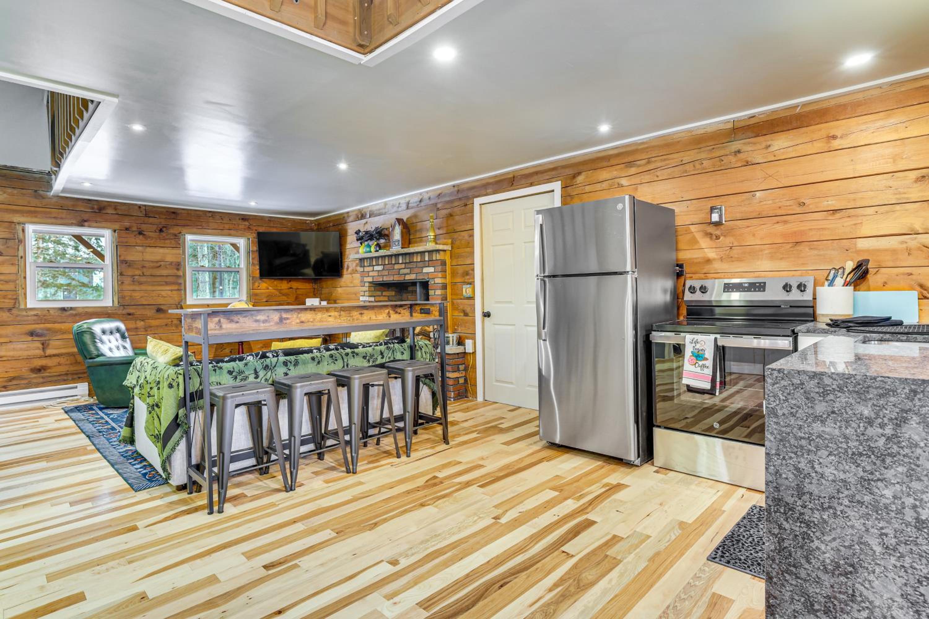 Pool, Beach and Lake Access Poconos Cabin Escape!