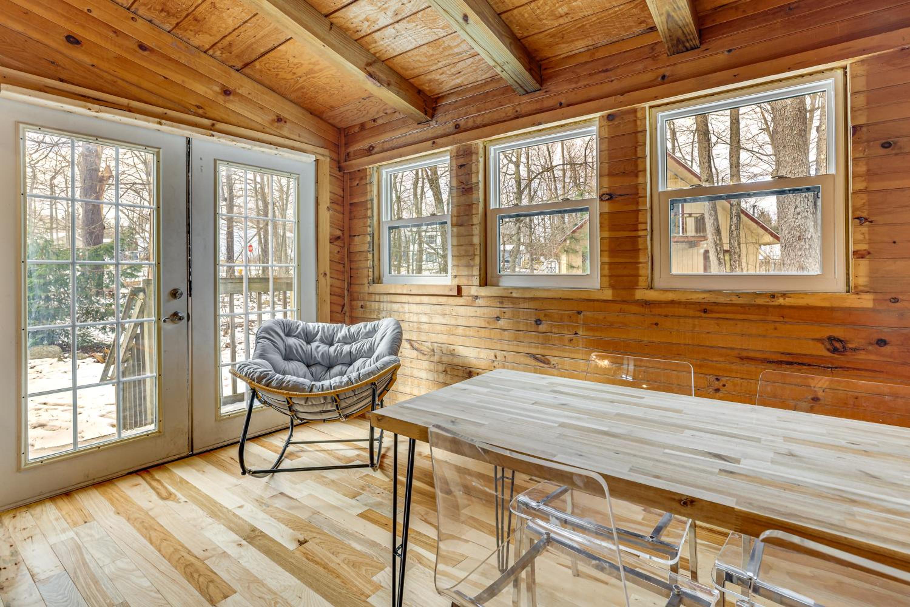 Pool, Beach and Lake Access Poconos Cabin Escape!
