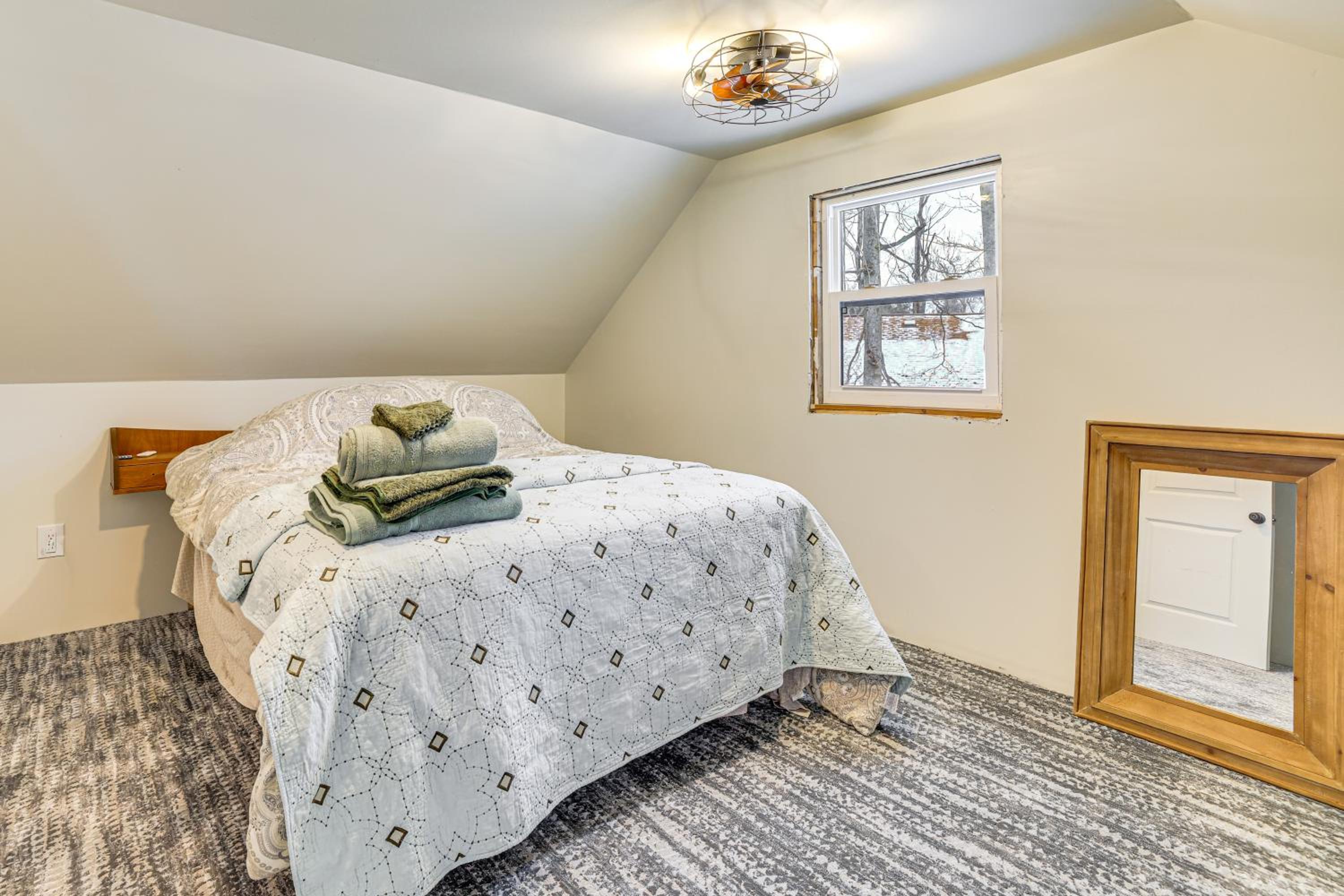Pool, Beach and Lake Access Poconos Cabin Escape!