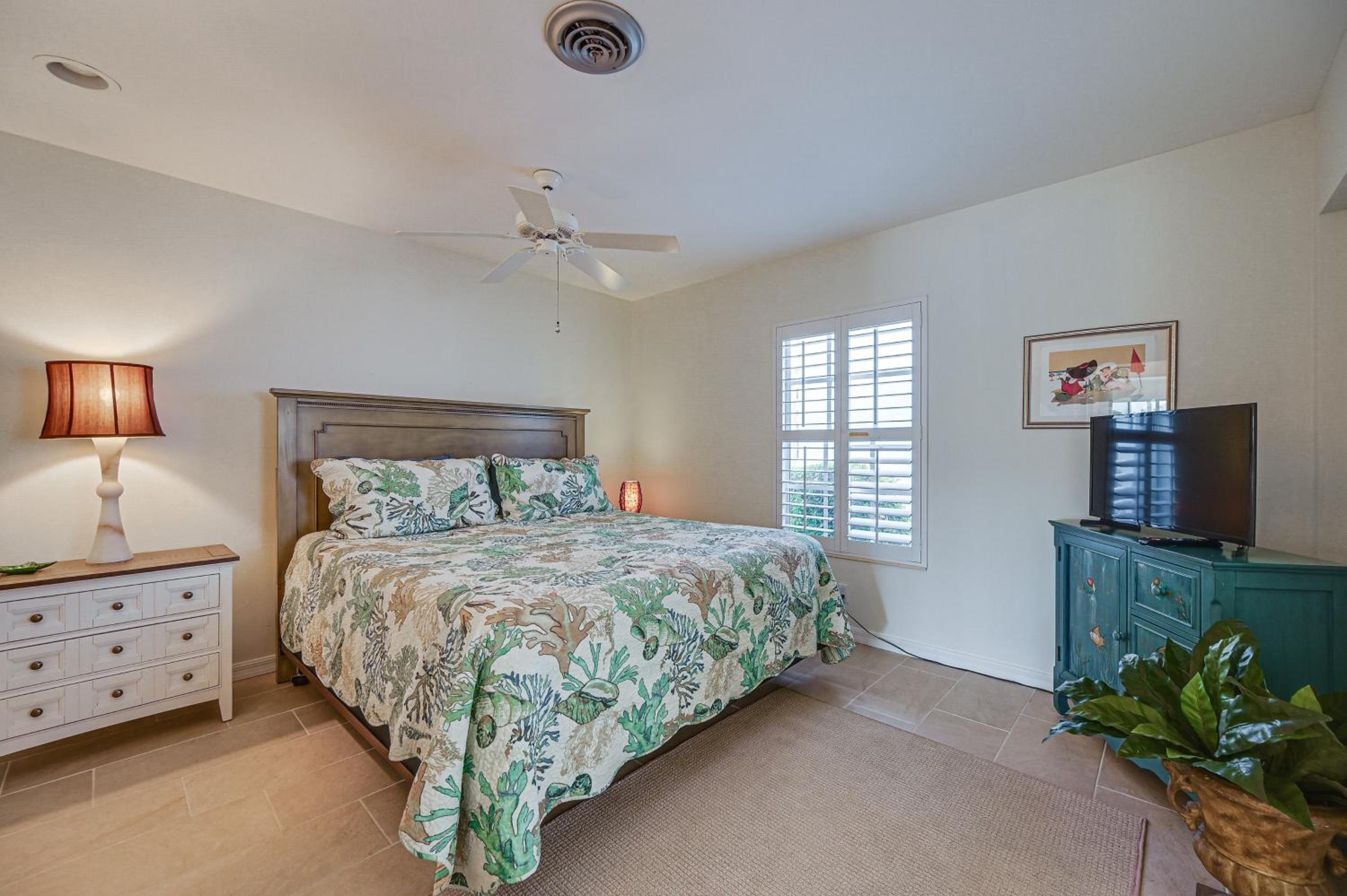 Dock and Pool Access Waterfront Marco Island Escape