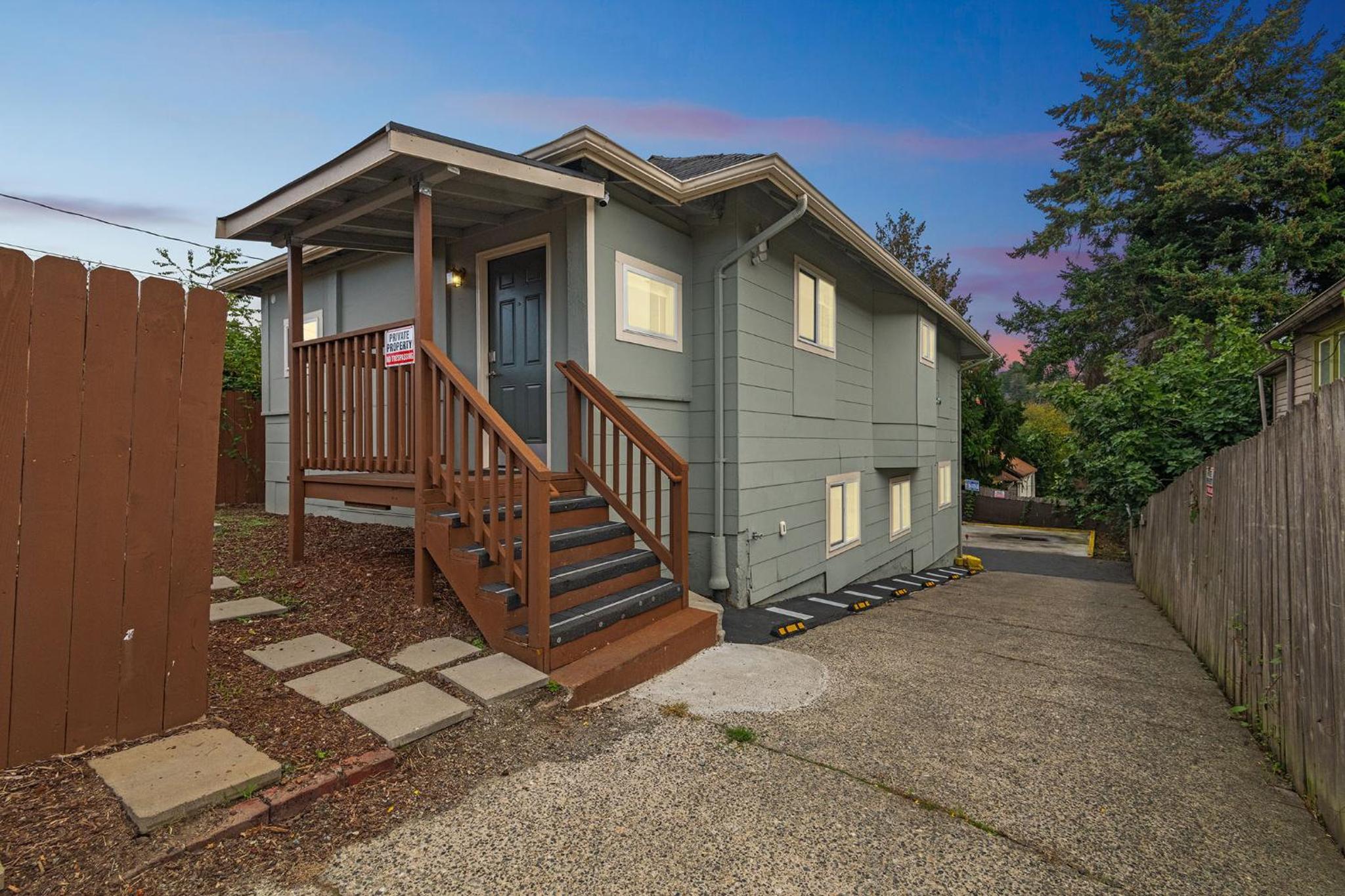 Walk to Light Rail Quiet Judkins Park Home Base!
