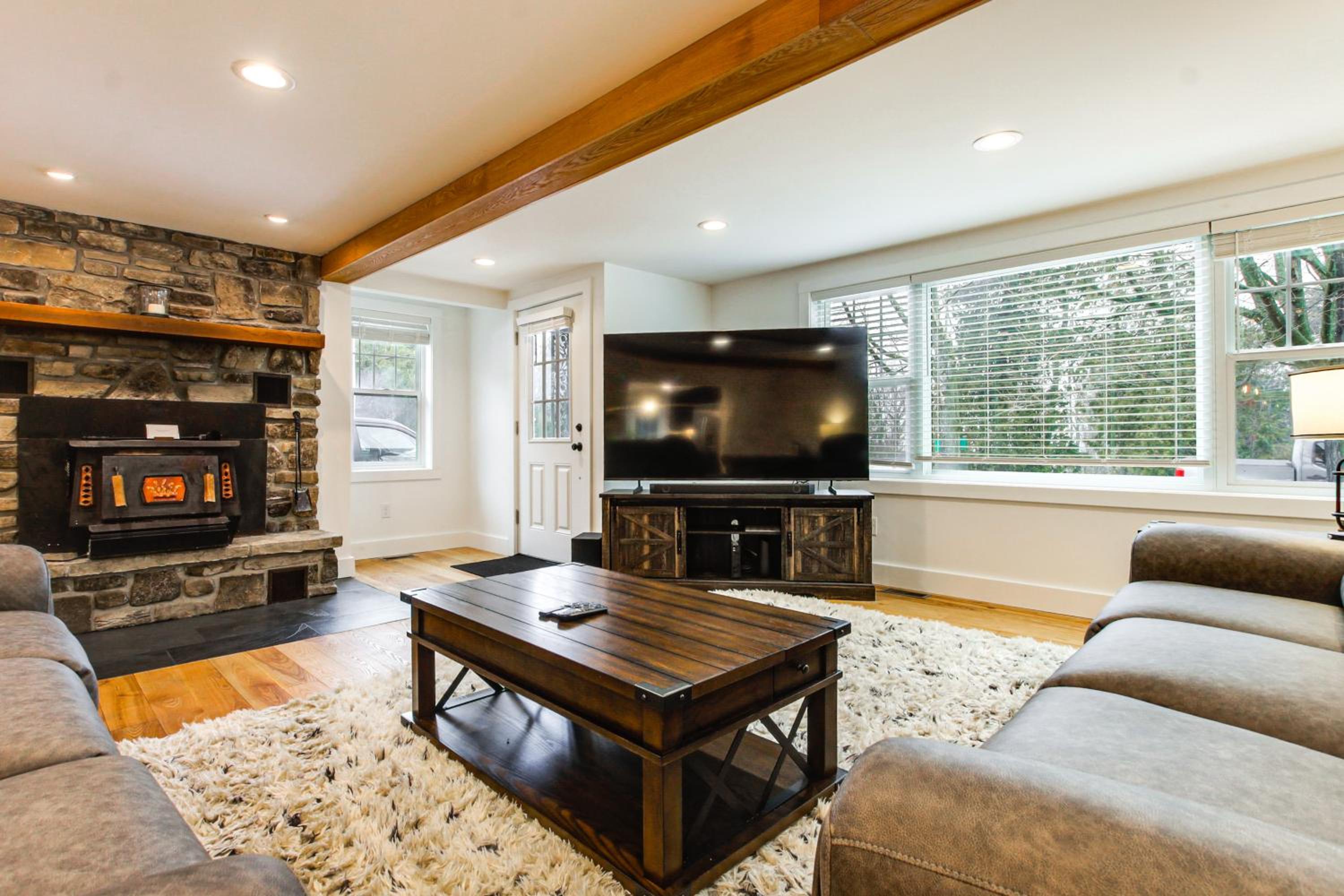 3 Mi to Sister Bay Beach Family Home with Yard