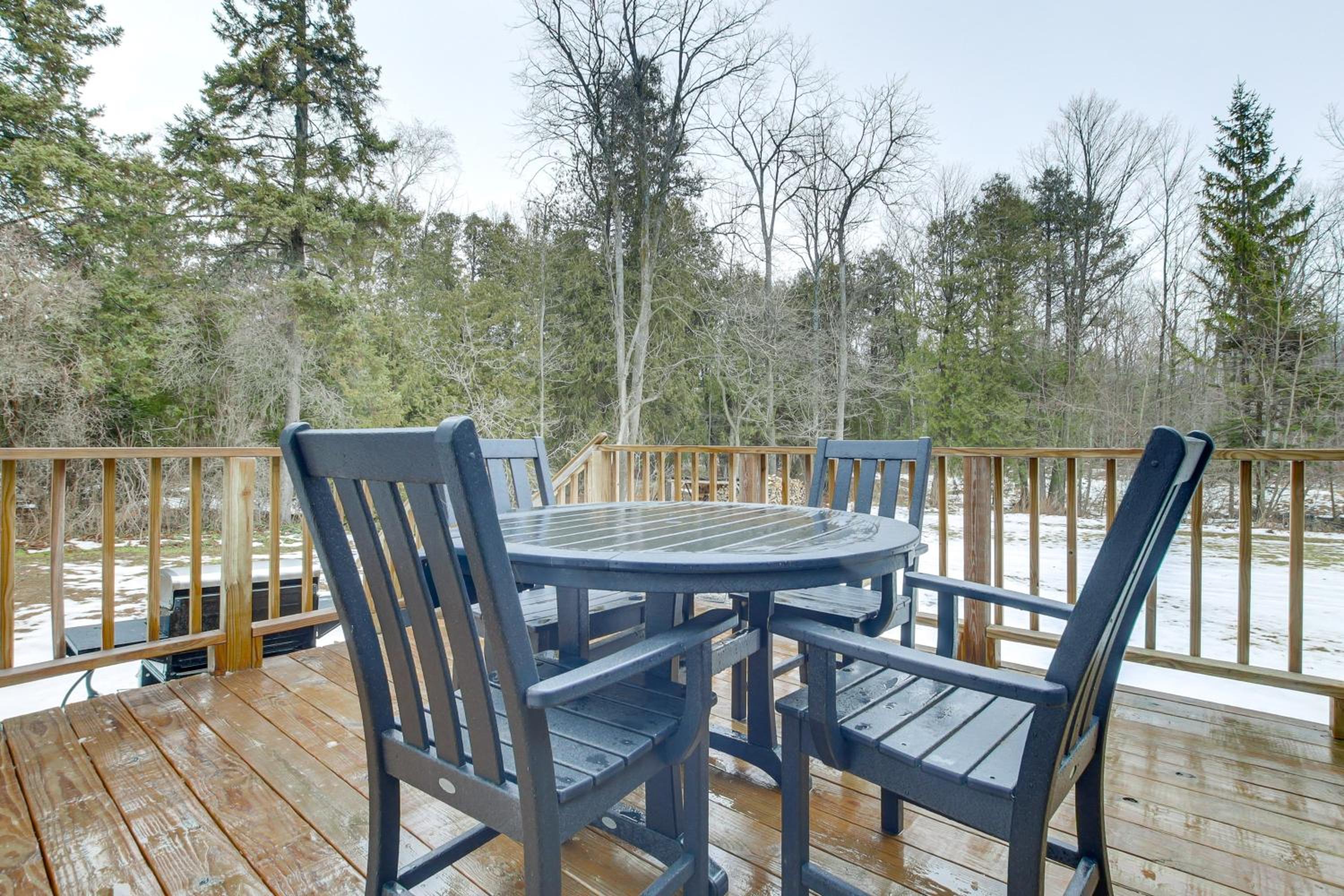 3 Mi to Sister Bay Beach Family Home with Yard