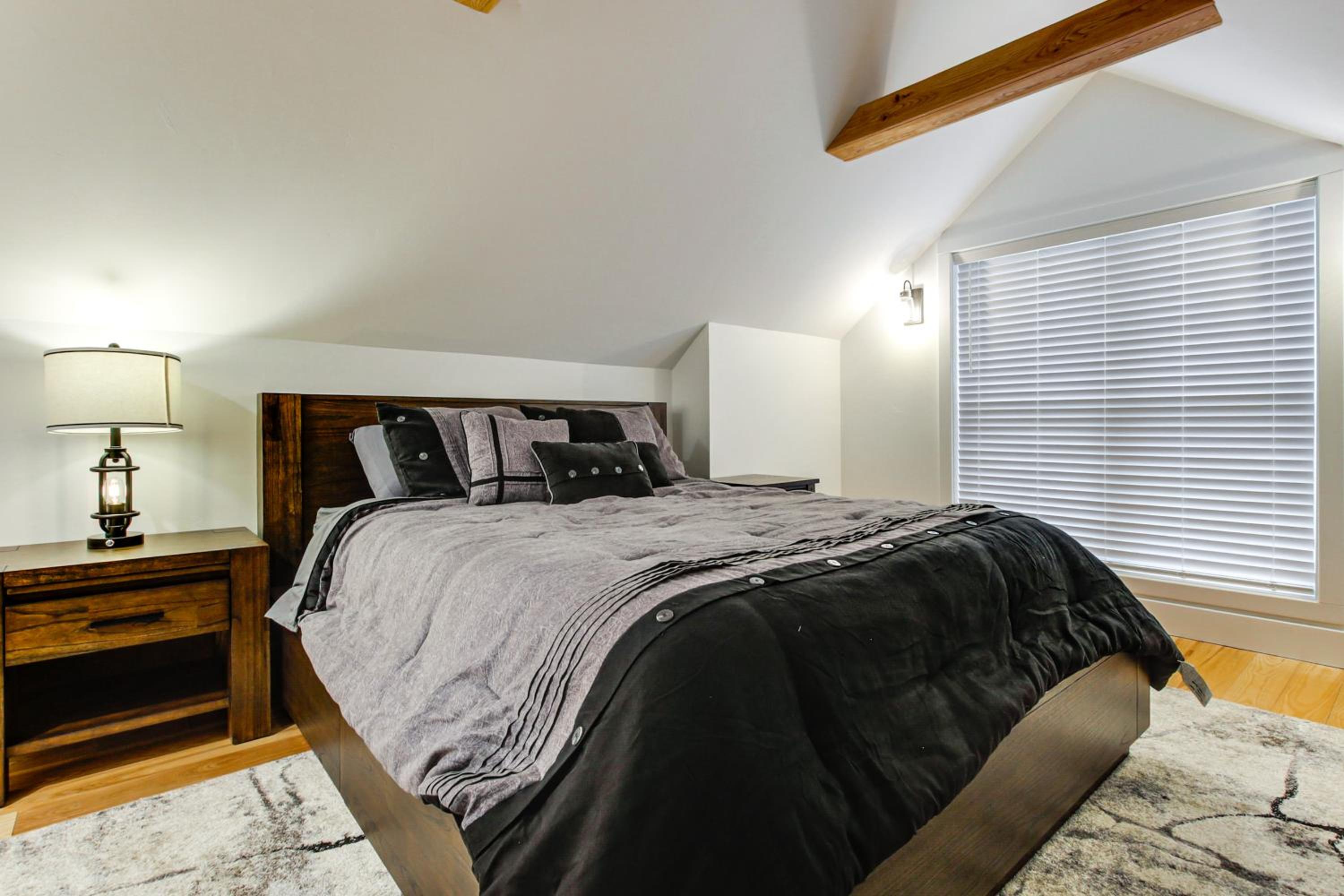 3 Mi to Sister Bay Beach Family Home with Yard