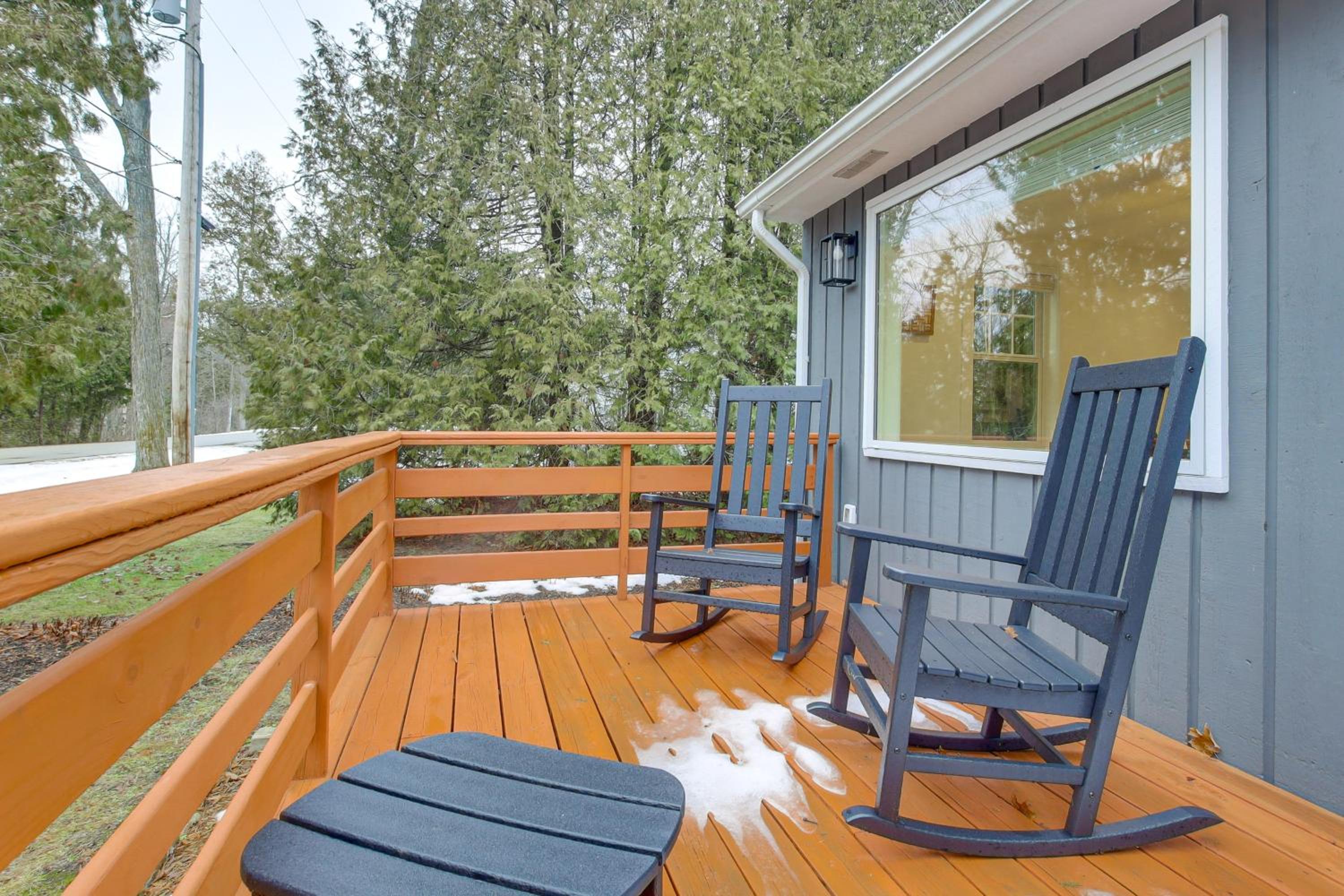 3 Mi to Sister Bay Beach Family Home with Yard
