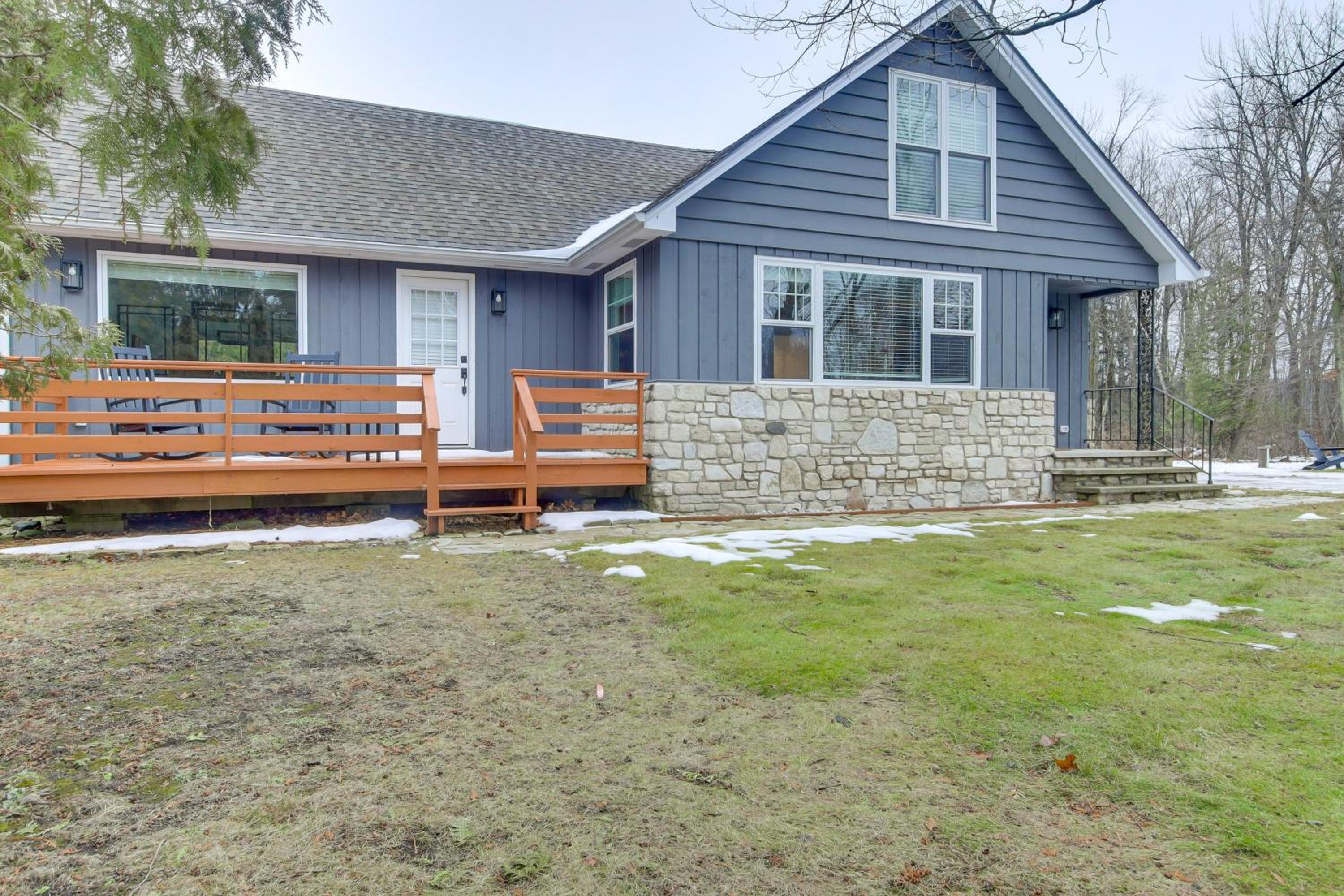 3 Mi to Sister Bay Beach Family Home with Yard