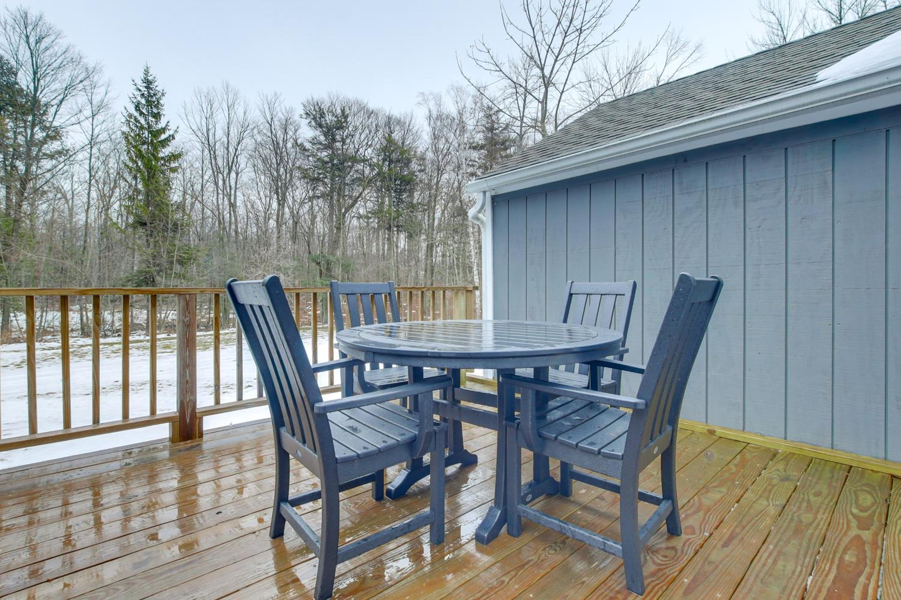 3 Mi to Sister Bay Beach Family Home with Yard